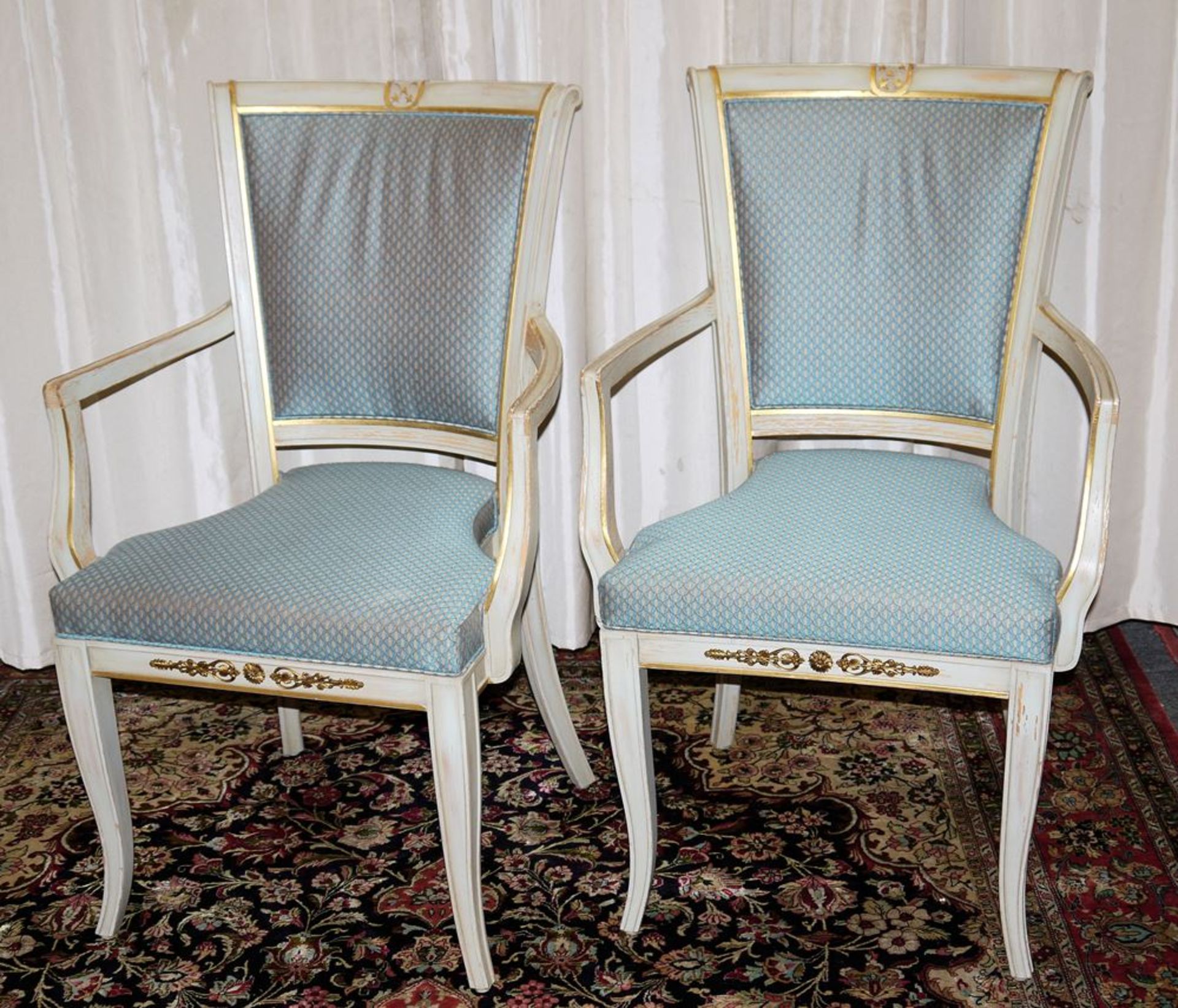 Zwei Armlehnstühle im Stil Louis-Seize, 20. Jh.
