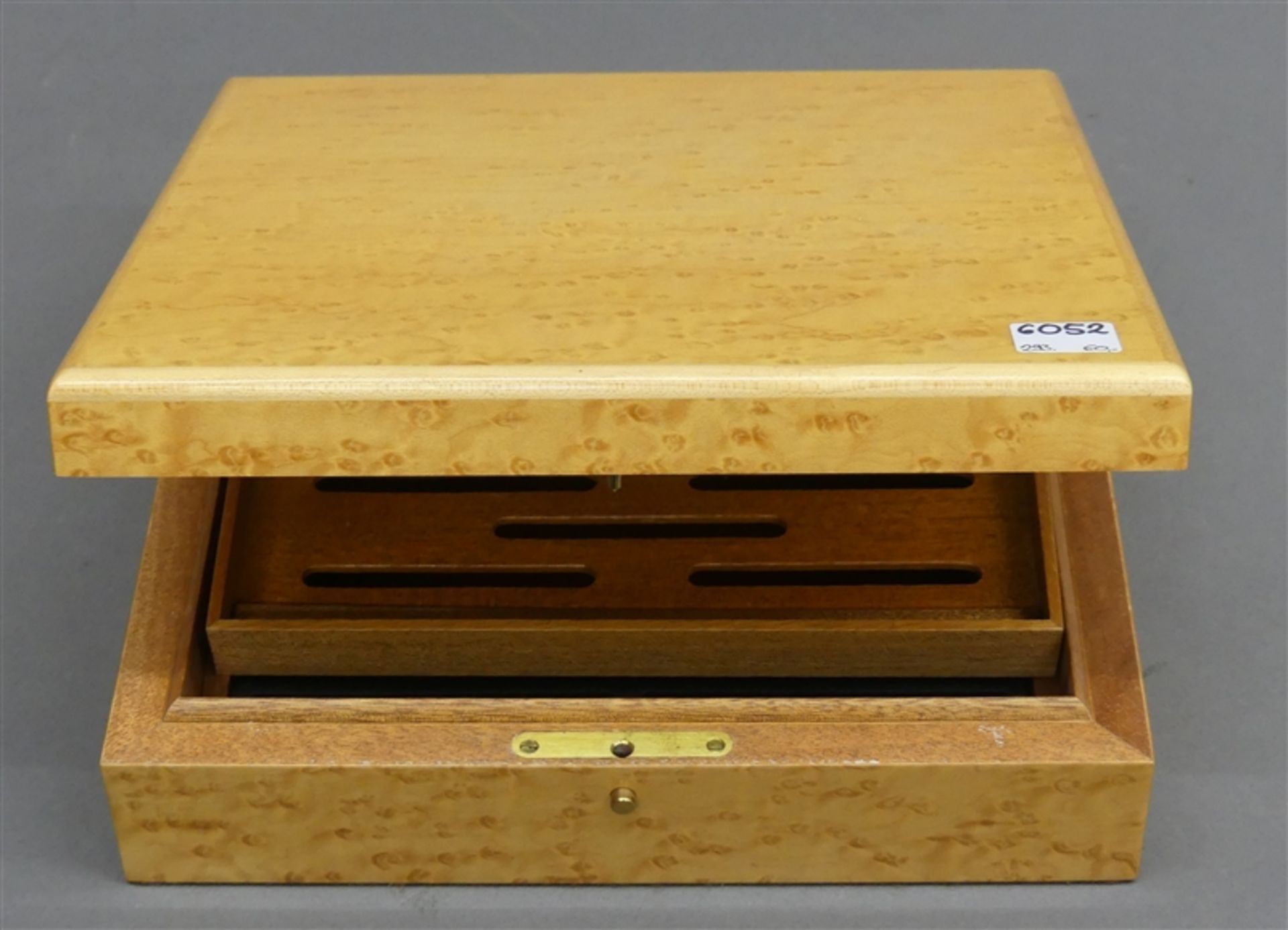 Humidor um 1950, Wurzelholz, Schweiz, Davidoff, h 7 cm, b 24 cm, t 24 cm,