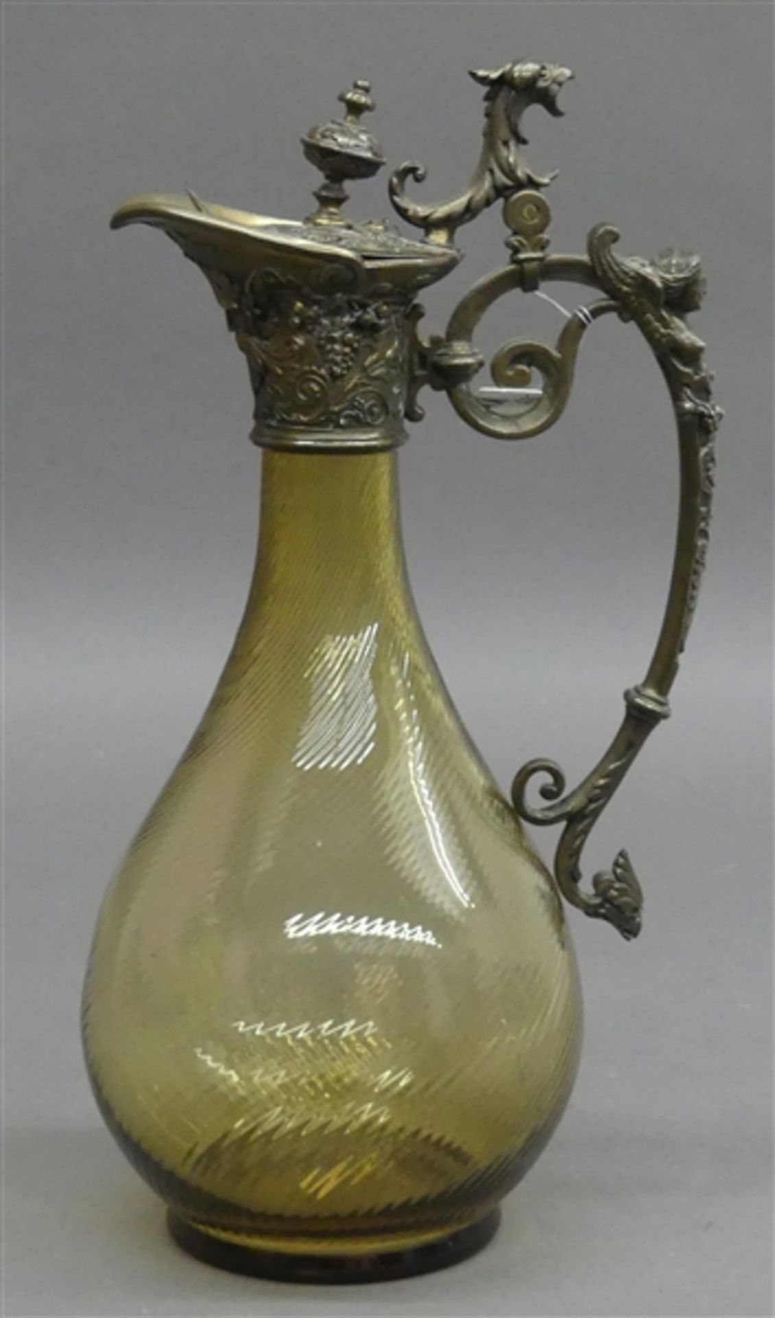 Glaskaraffe gedrehte Form, Bernsteinfarben, aufwändige Metallmontur mit Henkel, um 1950, h 32 cm,