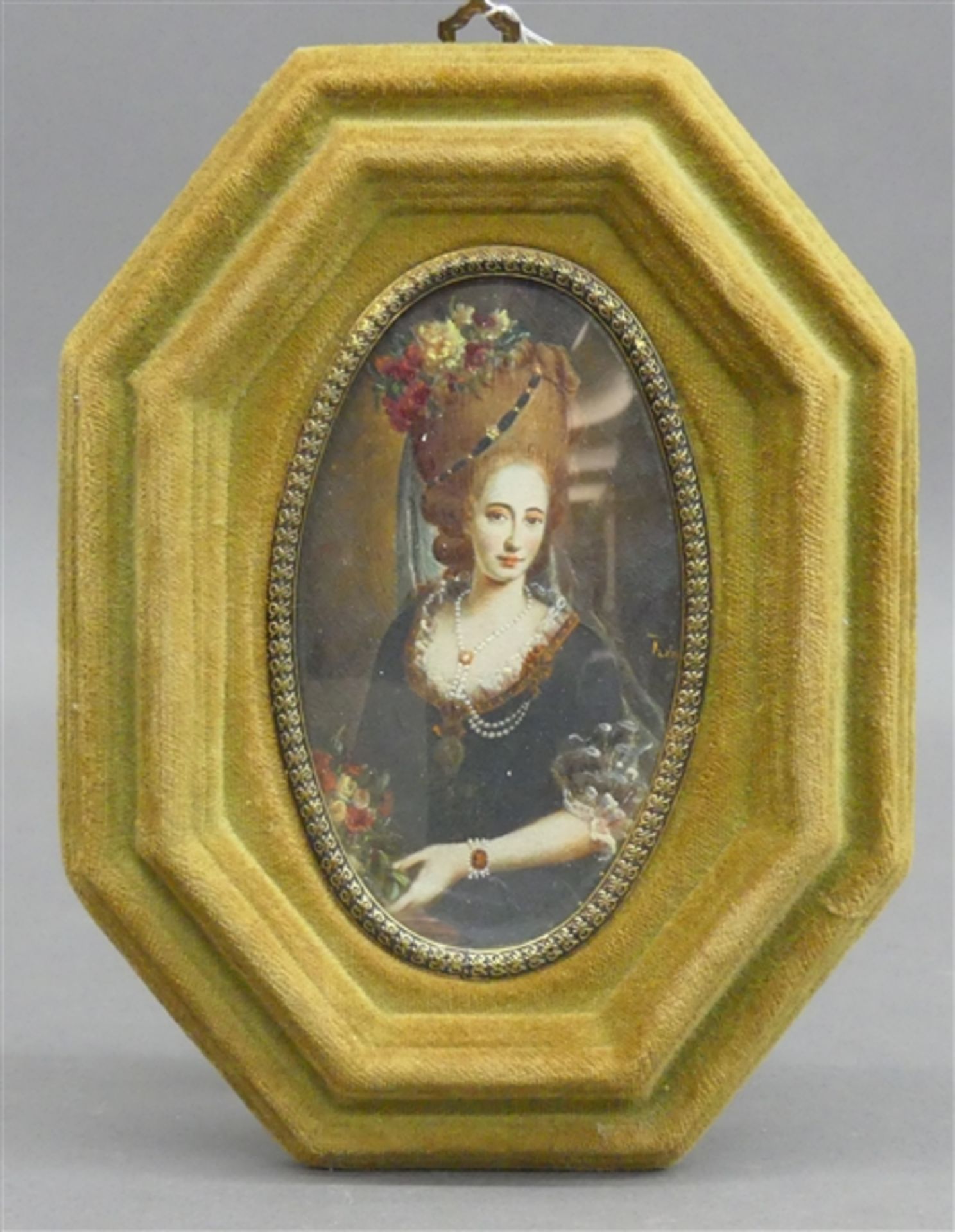 Miniaturmalerei, 20. Jh. Guache auf Elfenbein, vornehme Dame mit Perlenkette und Blumen im Haar,