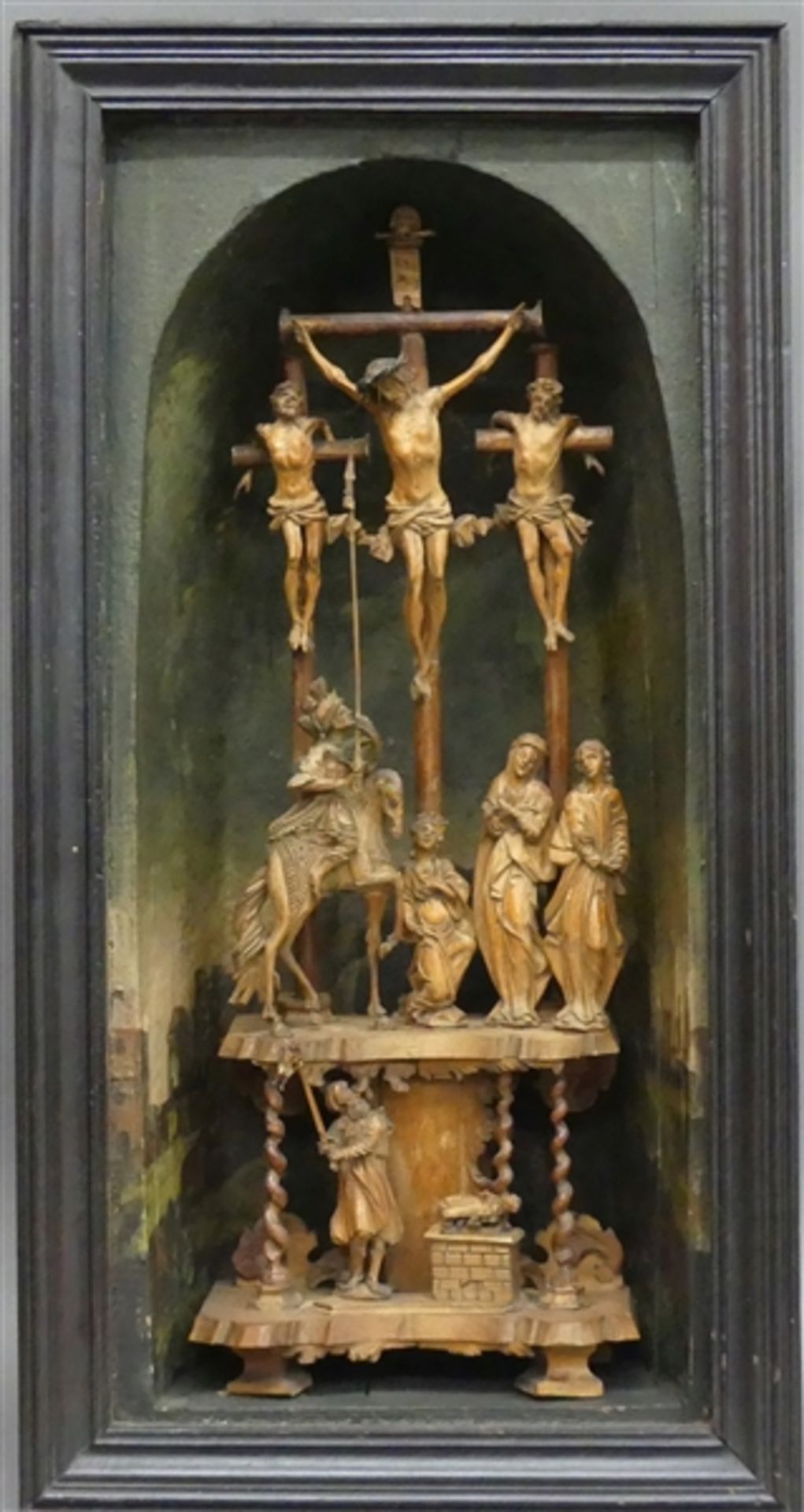 Skulpturenschrein Süddeutsch, 18. Jh., Kreuzigungsgruppe mit Assistenzfiguren und Soldat zu Pferd,