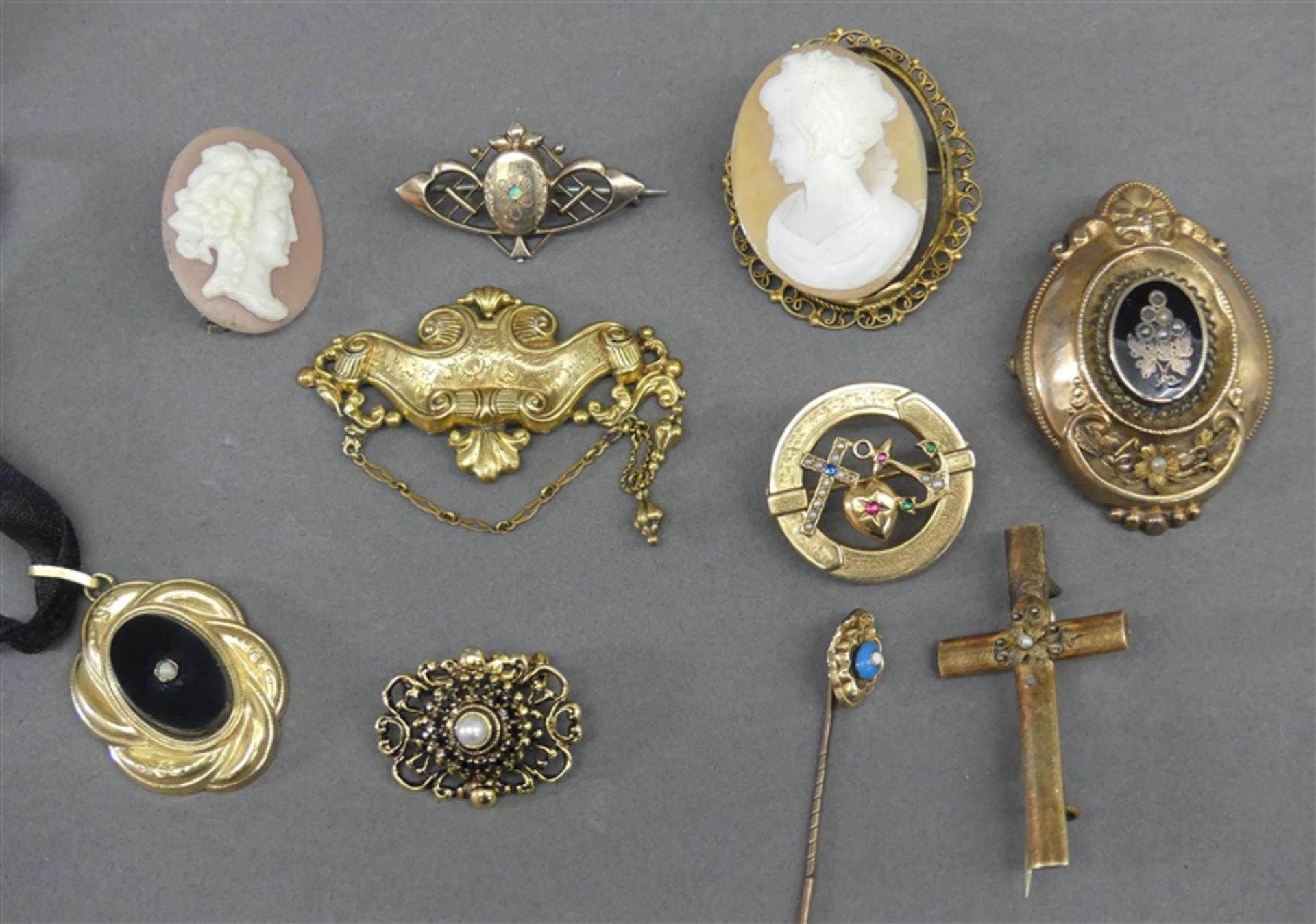 Konvolut Schmuck Schaumgold und Silber, Broschen und Anhänger, 2 Cameen Frauenköpfe, 1