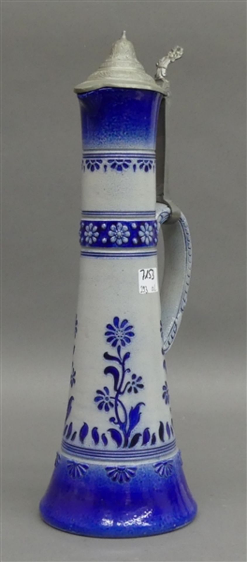 Steinzeugkanne grau-blau, schlanke Form, 20. Jh., Zinndeckel, h 38 cm,