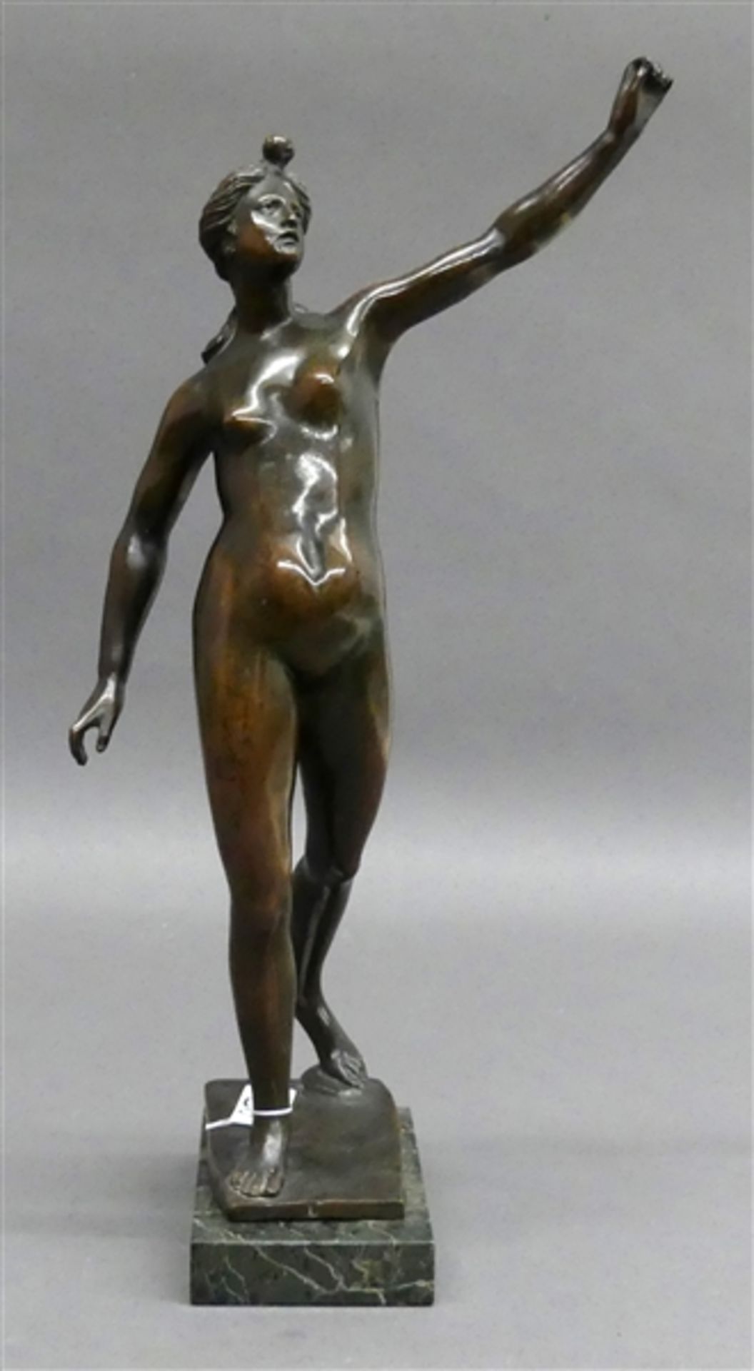 Bronzeskulptur stehende Nackte, auf Marmorsockel, um 1920, Gesamthöhe 36 cm,