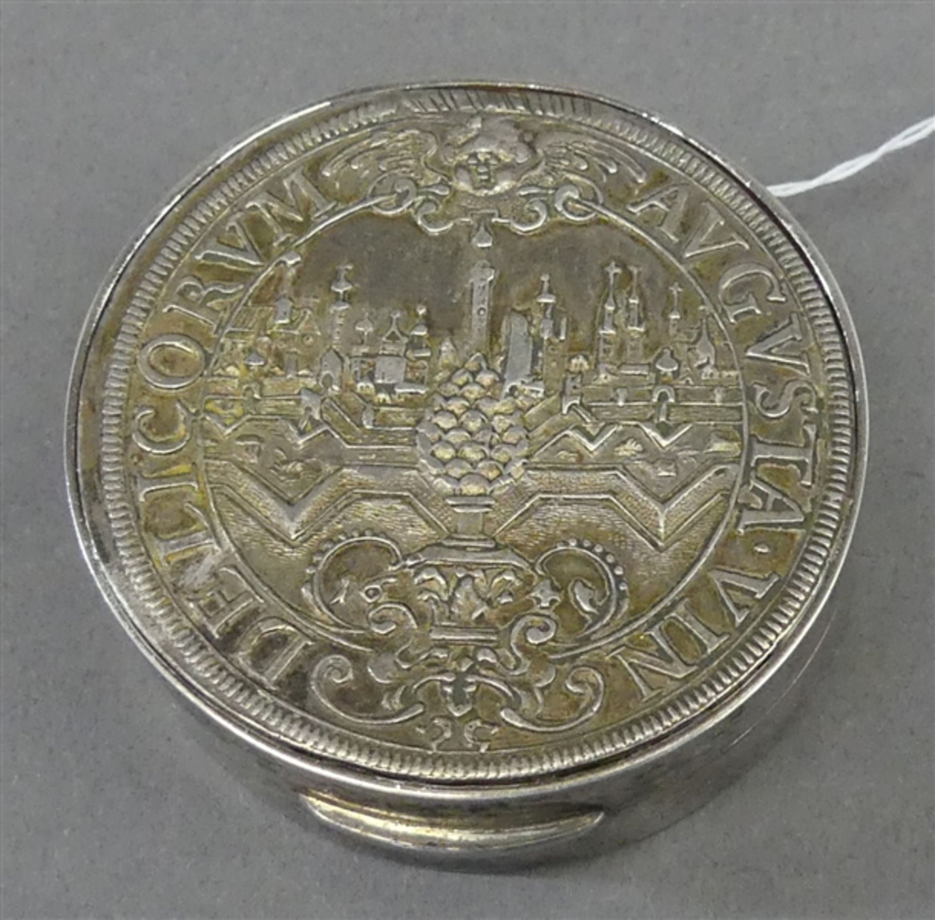 Pillendose Sterlingsilber, punziert,Deckel mit Münze, "Delicorum Augustana", rund, ca 64g, d 4,7