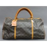 Reisetasche von Louis Vuitton, Kunststoff und Leder, beschädigt, h 29 cm, b 52 cm,