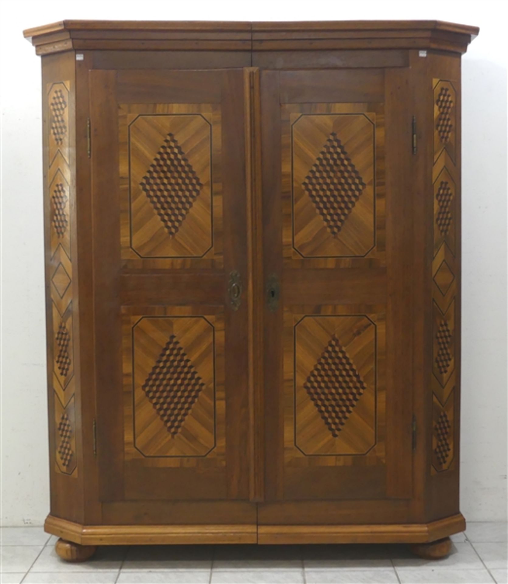 Barockschrank 18. Jh., Eiche, zweitürig, 10 intarsierte Furnierstücke mit Würfelmaketerie, h 184