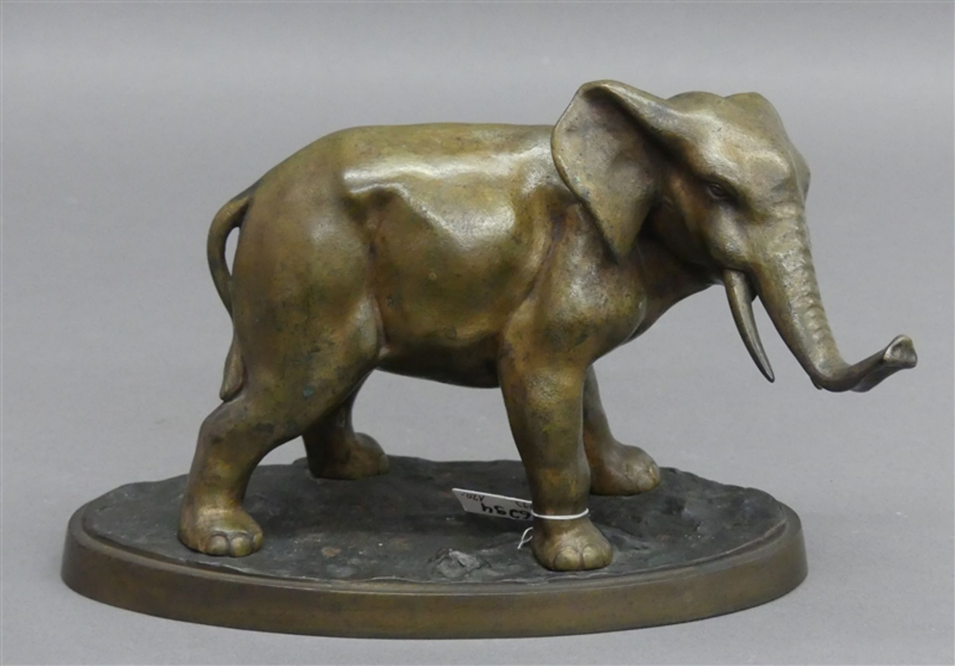 Bronzeskulptur stehender Elefant, Anfang 20. Jh., auf Bronzesockel, b 25 cm, h 18 cm,