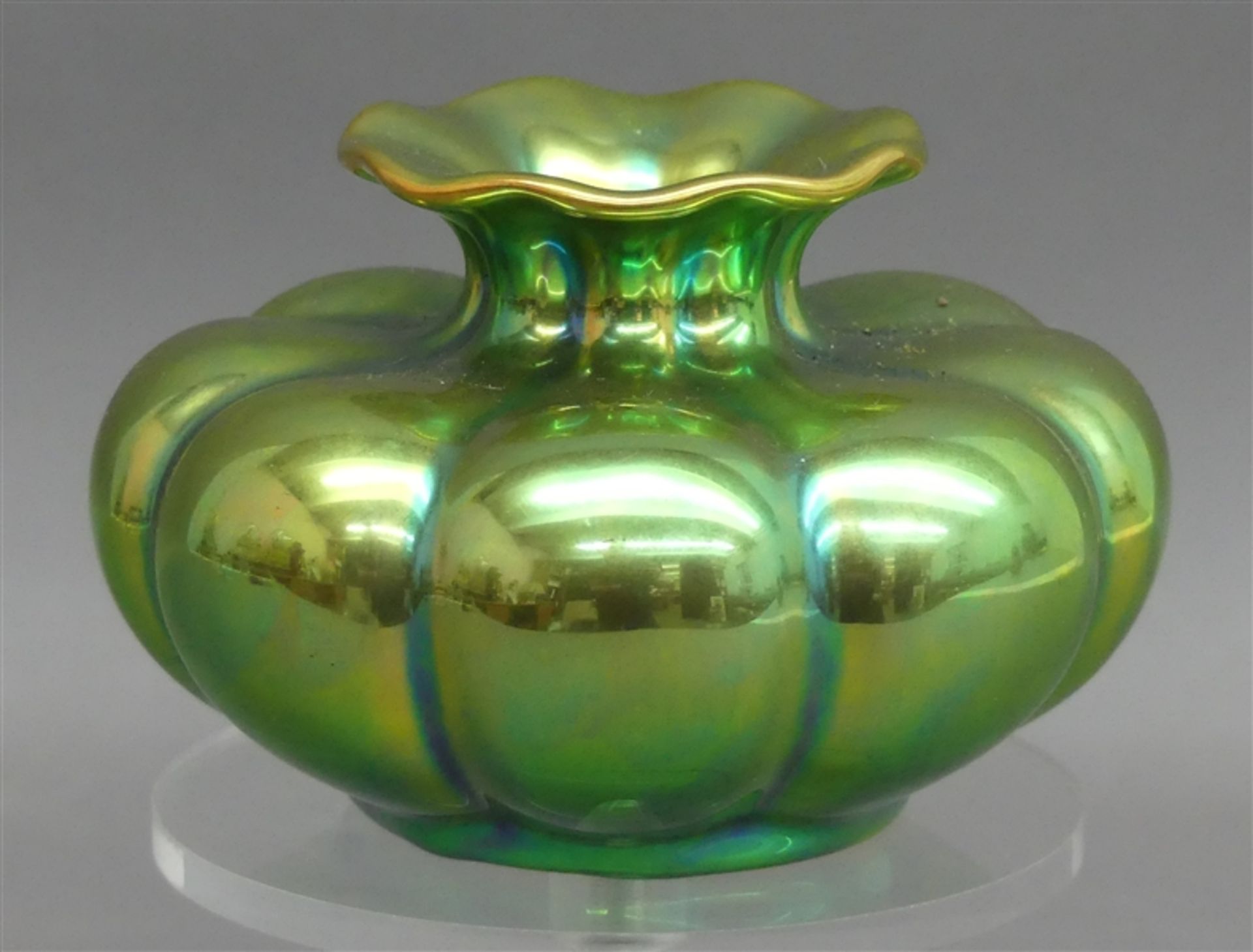 Glasvase irisierend, grün, Bodenmarke Zsolnay, Ungarn, 20. Jh., h 7,5 cm,