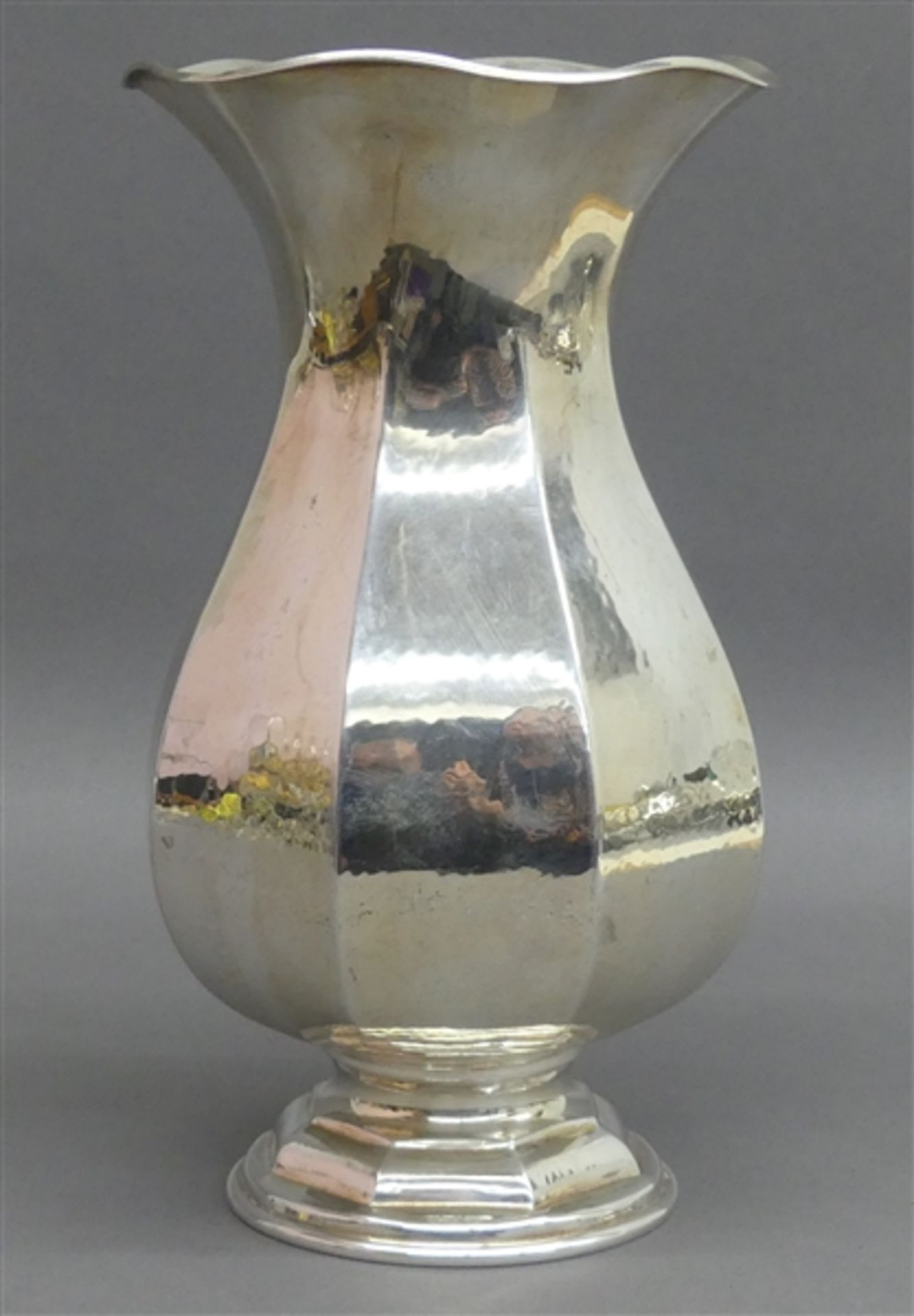 Vase 800er Silber, punziert, "Greggio", Hammerschlagdekor, 20. Jh., ca 450g, h 27 cm,