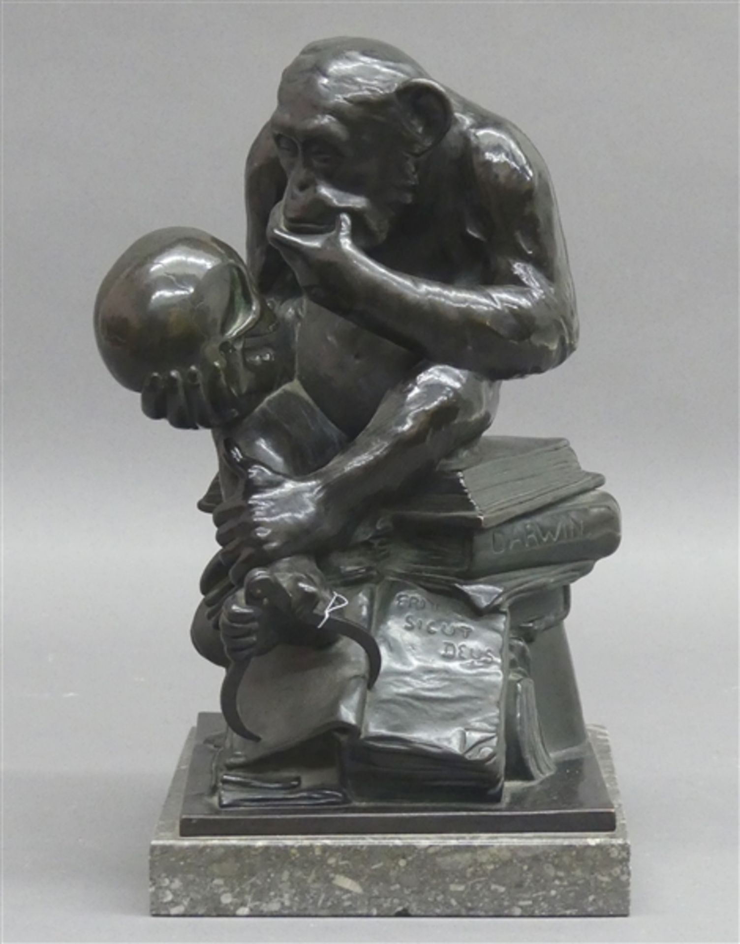 Bronzeskulptur sitzender Affe mit Menschenschädel, Anfang 20. Jh., signiert, auf Marmorsockel,