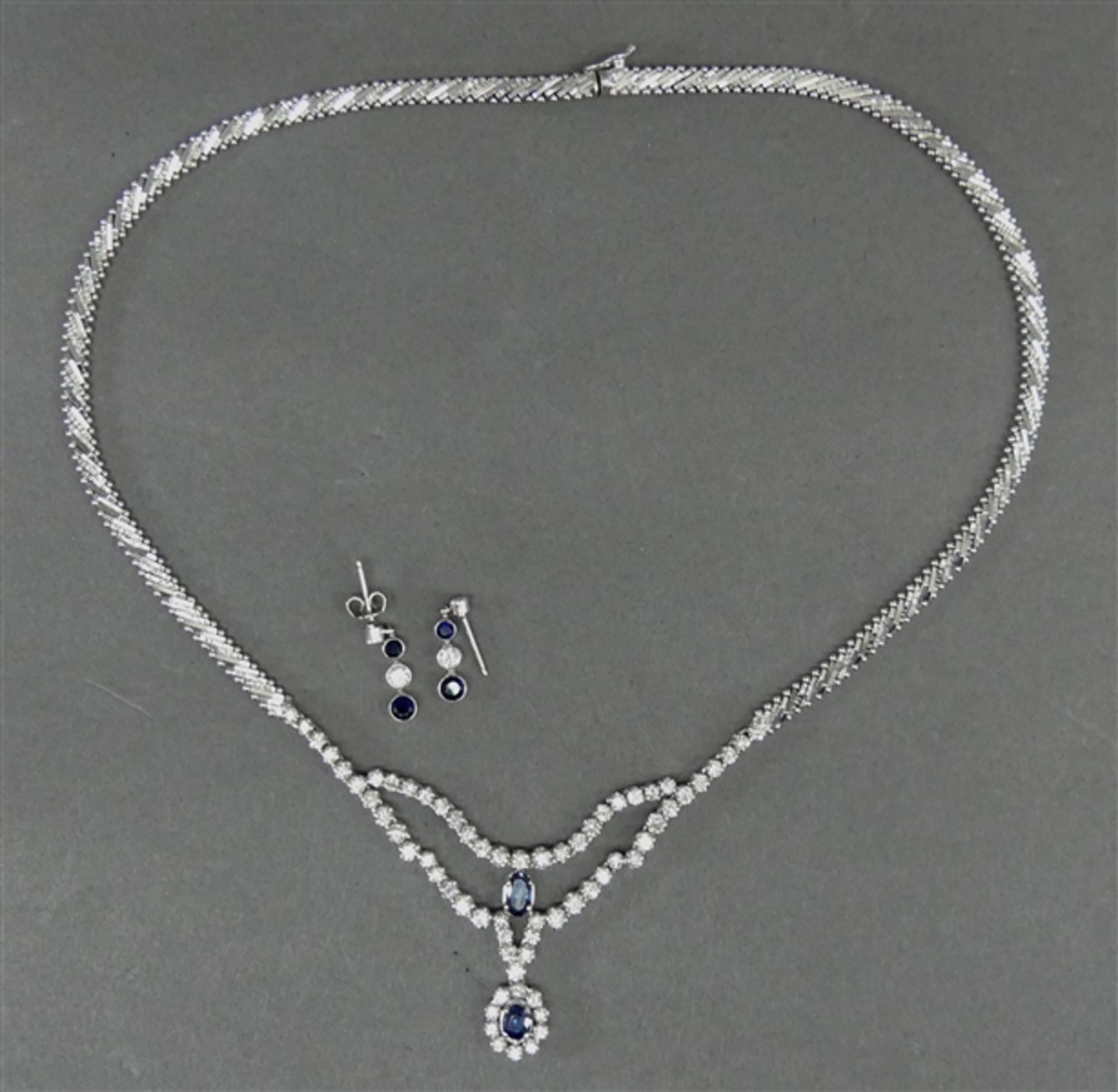 Collier 18 kt. Weißgold, besetzt mit ca 66 Brillanten zusammen ca 2,50 ct., weiß, si, 2 ovale