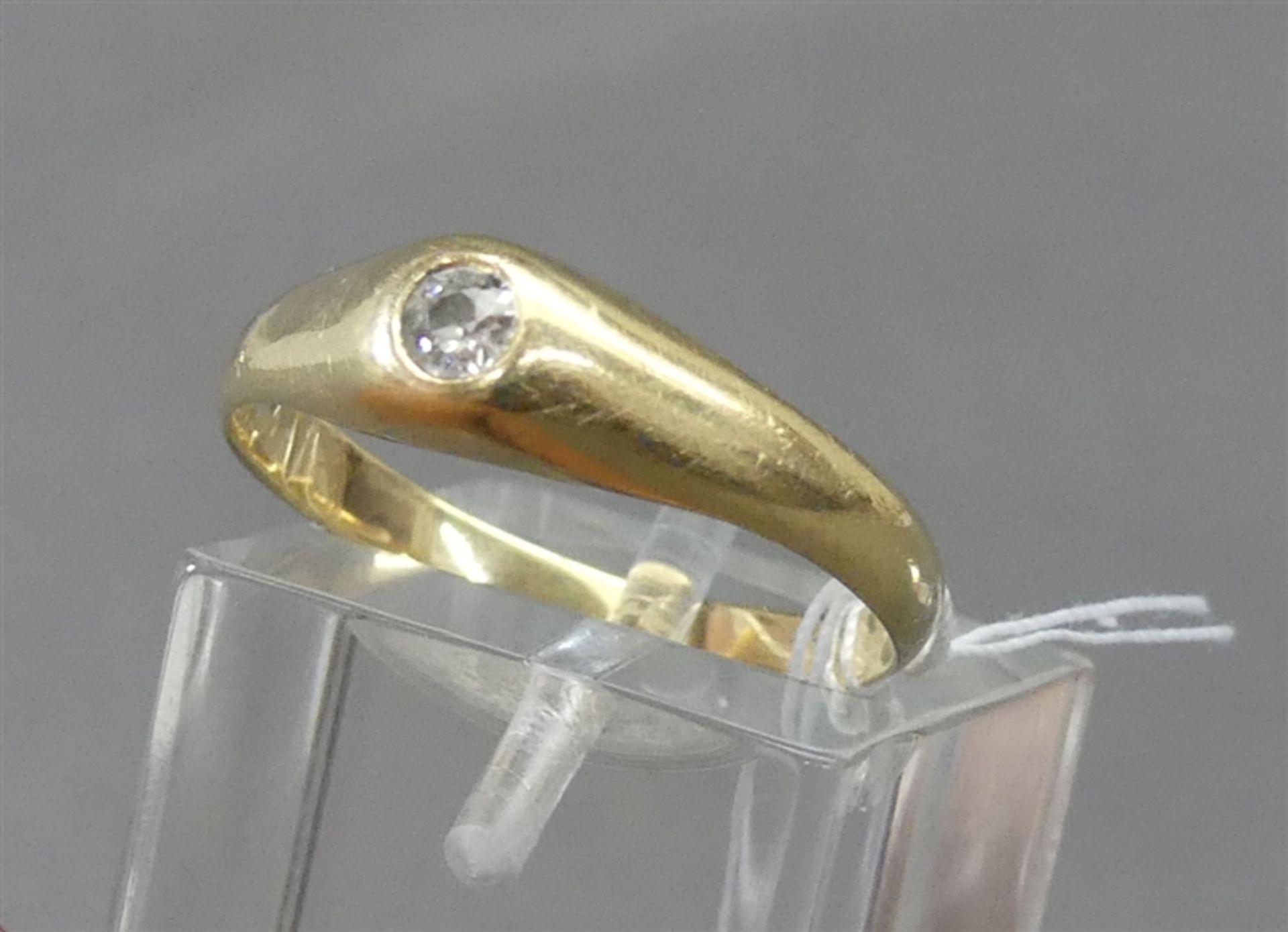 Damenring 14 kt. Gelbgold, 1 Altschliff Diamant, ca. 0,08 ct., um 1900, ca. 3 g schwer, RM 57,