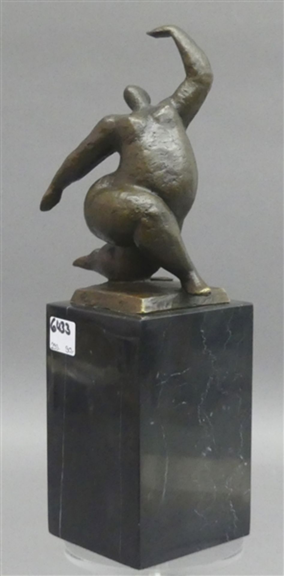 Bronzeskulptur auf Marmorsockel, nackt posierende Dicke, 20. Jh., h gesamt 28 cm,