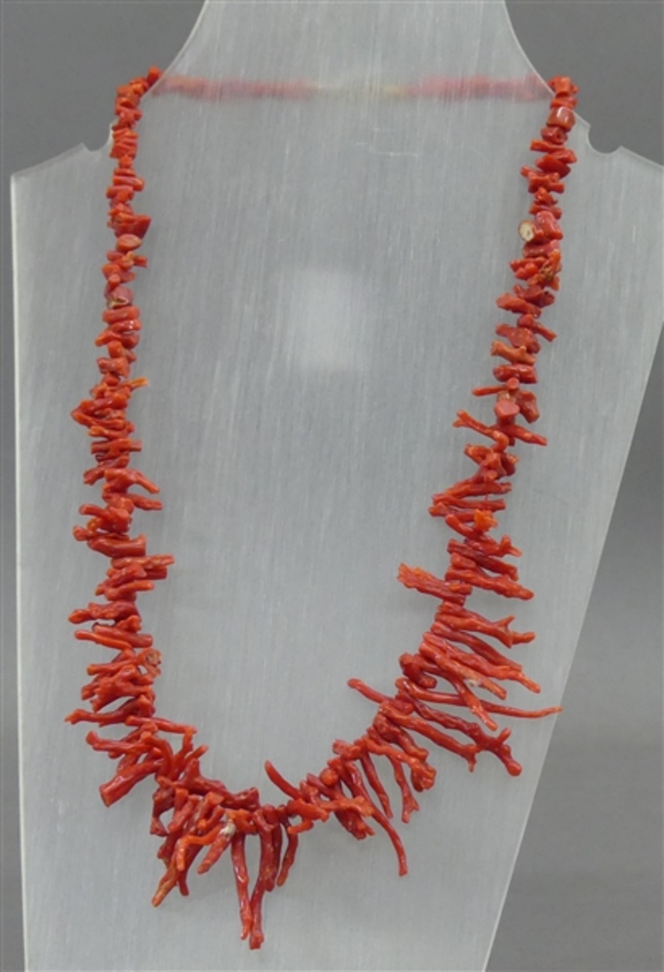Halskette rote Korallstückchen, natur, im Verlauf,
