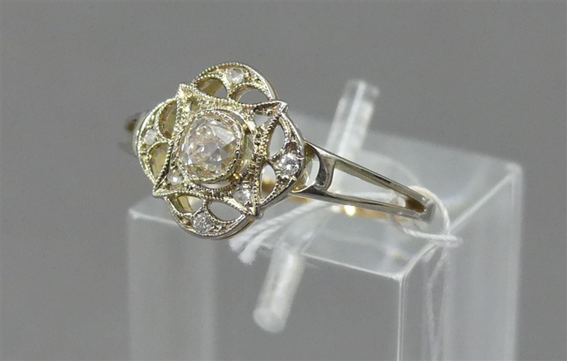 Damenring 14 kt. Gelbgold, 1 Altschliffbrillant ca 0,25 ct., getöntes weiß, durchbrochen