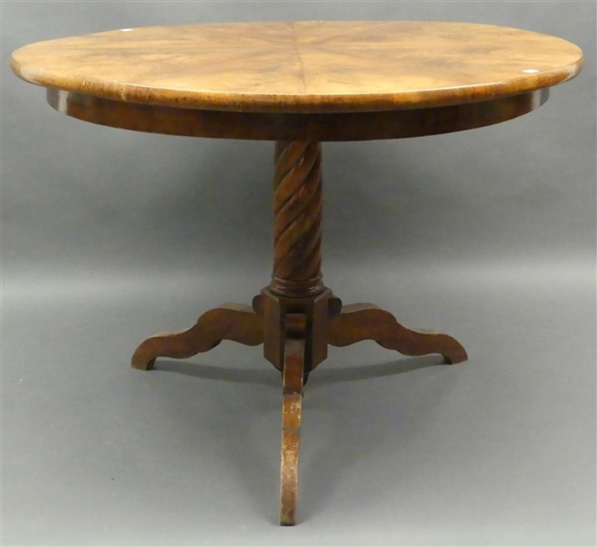 Tisch, 19. Jh. Nussbaum, Spiegelfurnier, Mittelfuß mit 3 Ausläufern, h 766 cm, d 103 cm,