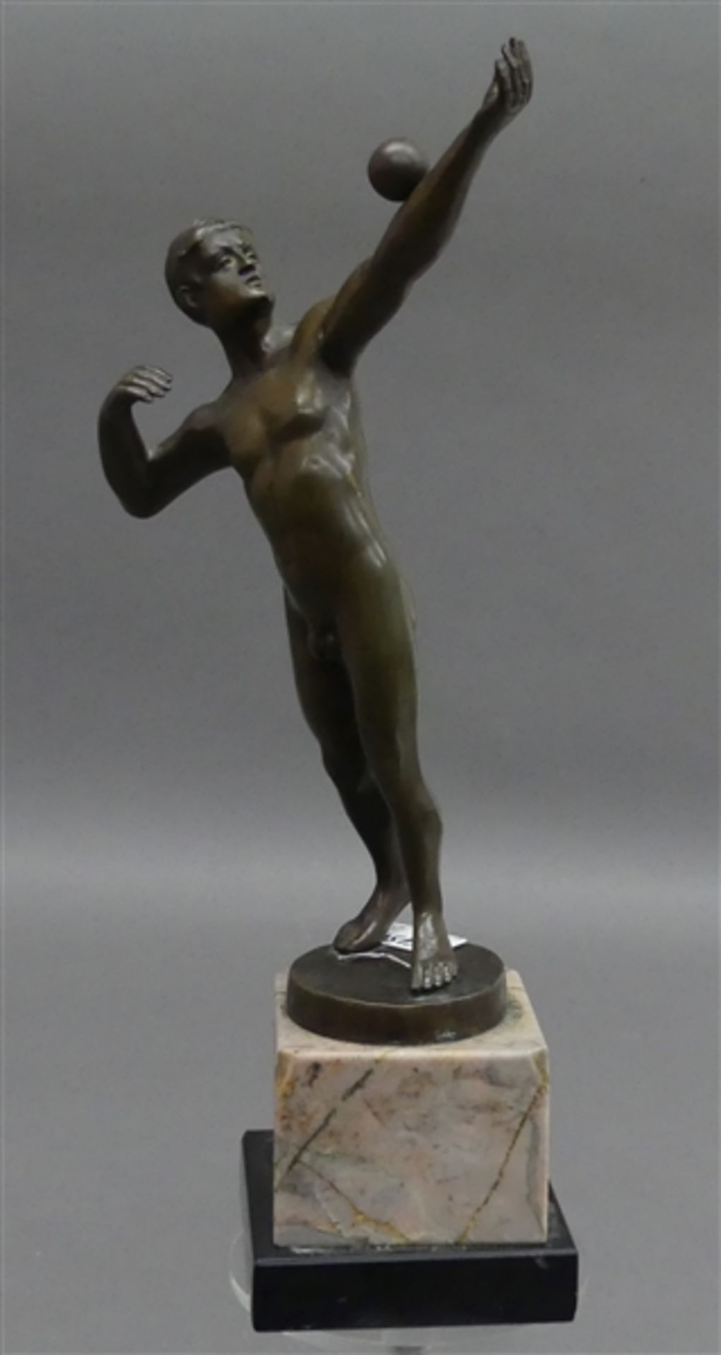 Bronzeskulptur stehender nackter Ballspieler, signiert W. Völz, um 1936, auf Marmorsockel,