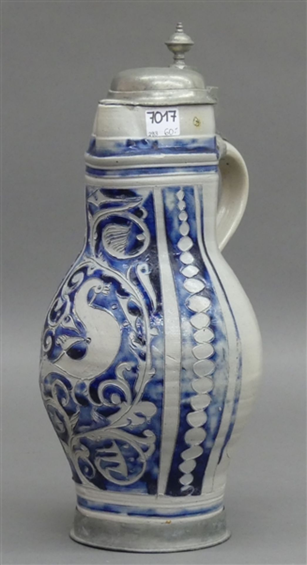 Steinzeugkanne Westerwald, grau-blau, Gansmotiv, 19. Jh., Zinngarnitur, h 36 cm,