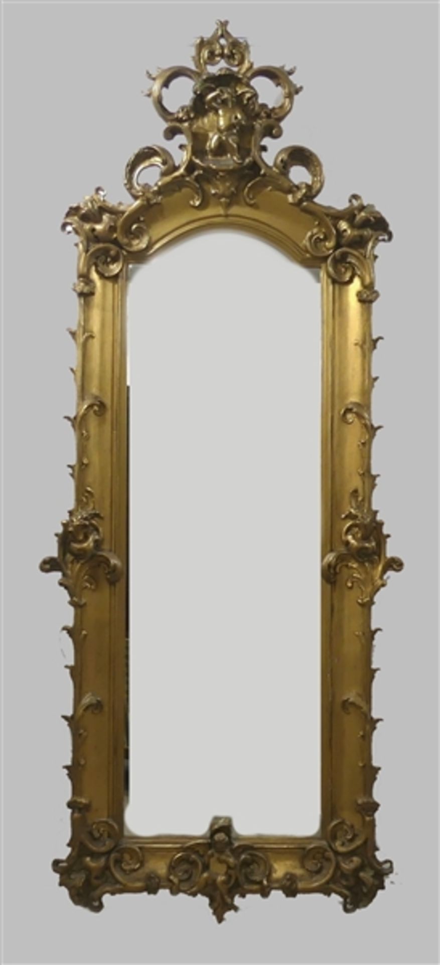 Prunkspiegel Deutsch, 19. Jh., gestuckt, vergoldet, Engeldekor, Spiegelglas ergänzt, h 231 cm, b 88