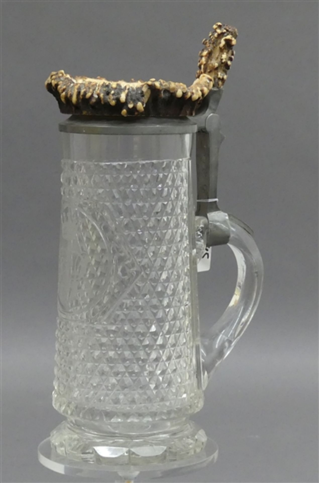 Bierkrug farbloses Glas, graviertes Monogramm mit Krone, Zinndeckel mit Geweihdekor, um 1880,