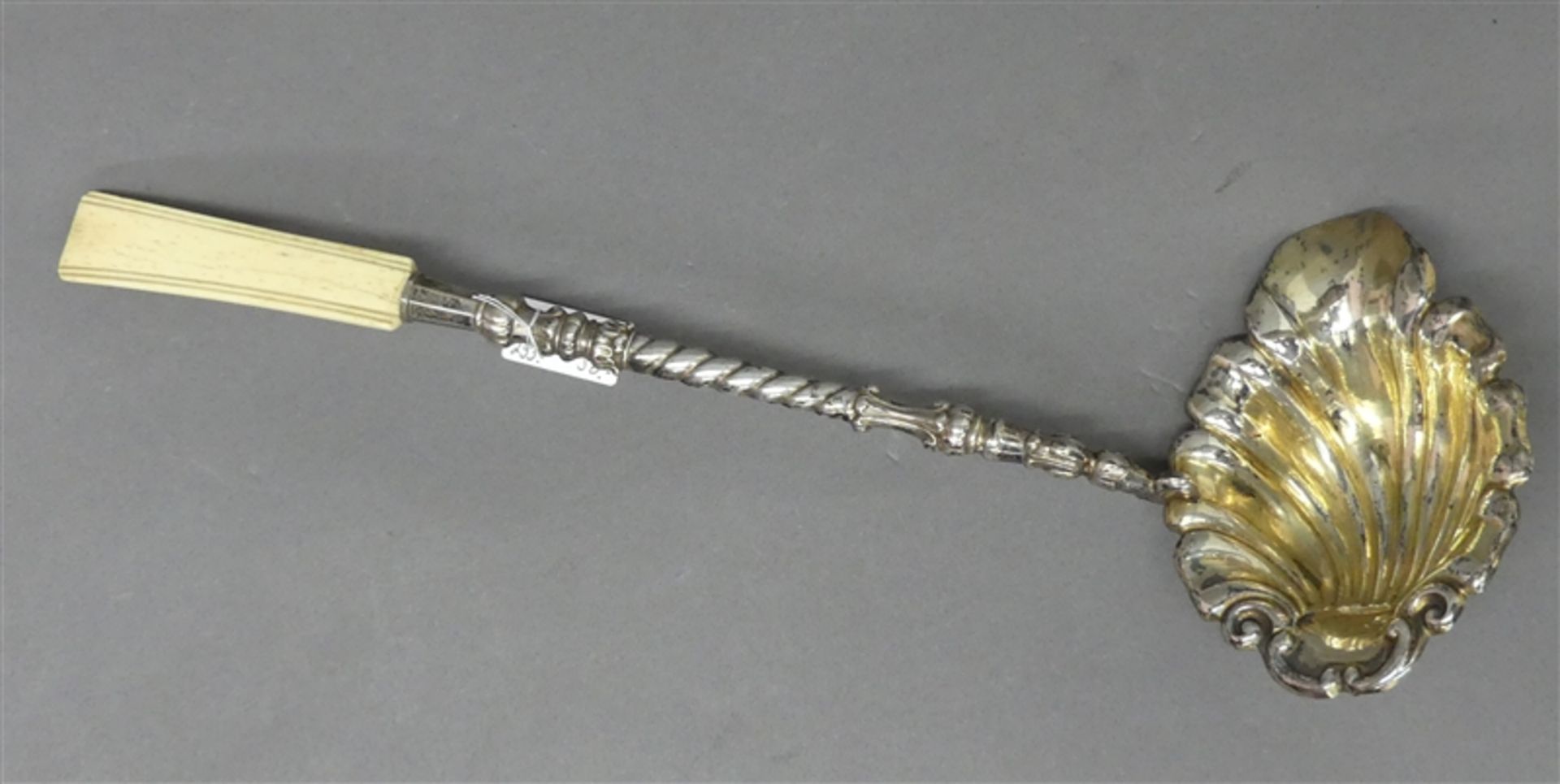 Schöpfkelle 19. Jh., barocke Form, Metall, versilbert, teilvergoldet, Elfenbeingriff, l 37 cm,