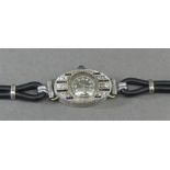 Damenarmbanduhr Platingehäuse, Art-Deco, besetzt mit 12 kleinen Diamanten, 32 kleinen Saphiren,