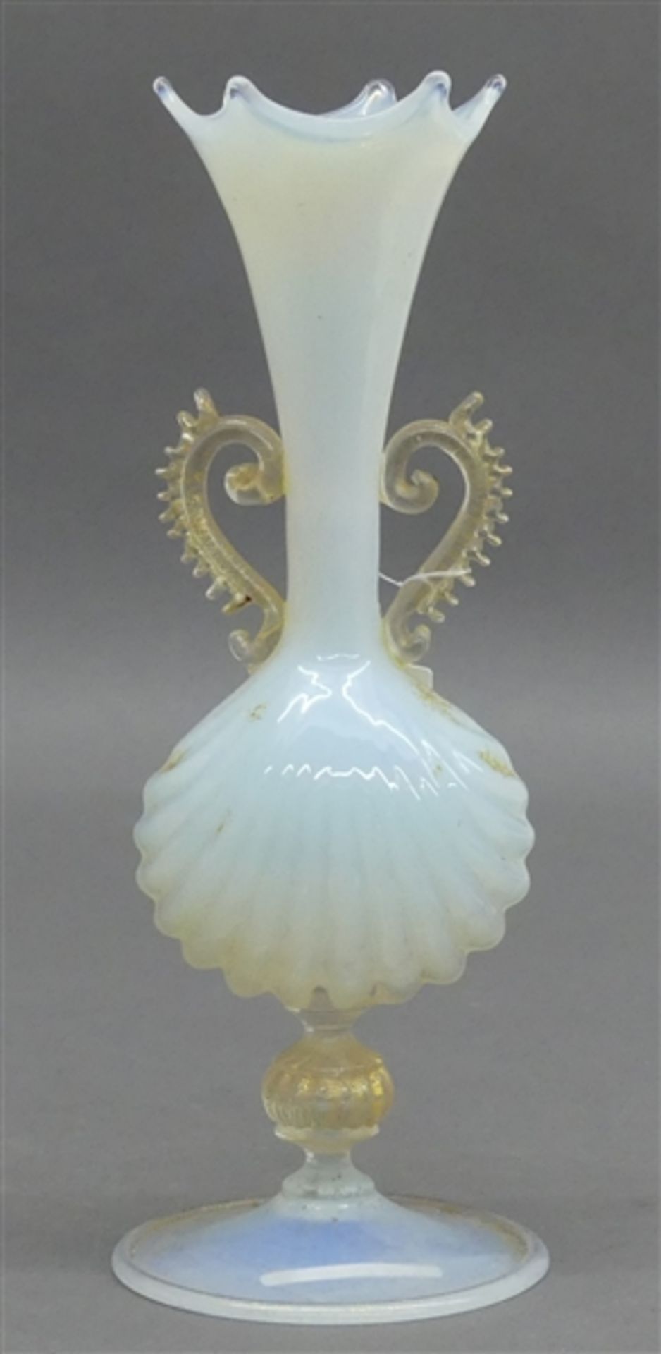 Ziervase Milchglas, Böhmen, 19. Jh., gewellter Rand, h 25 cm,