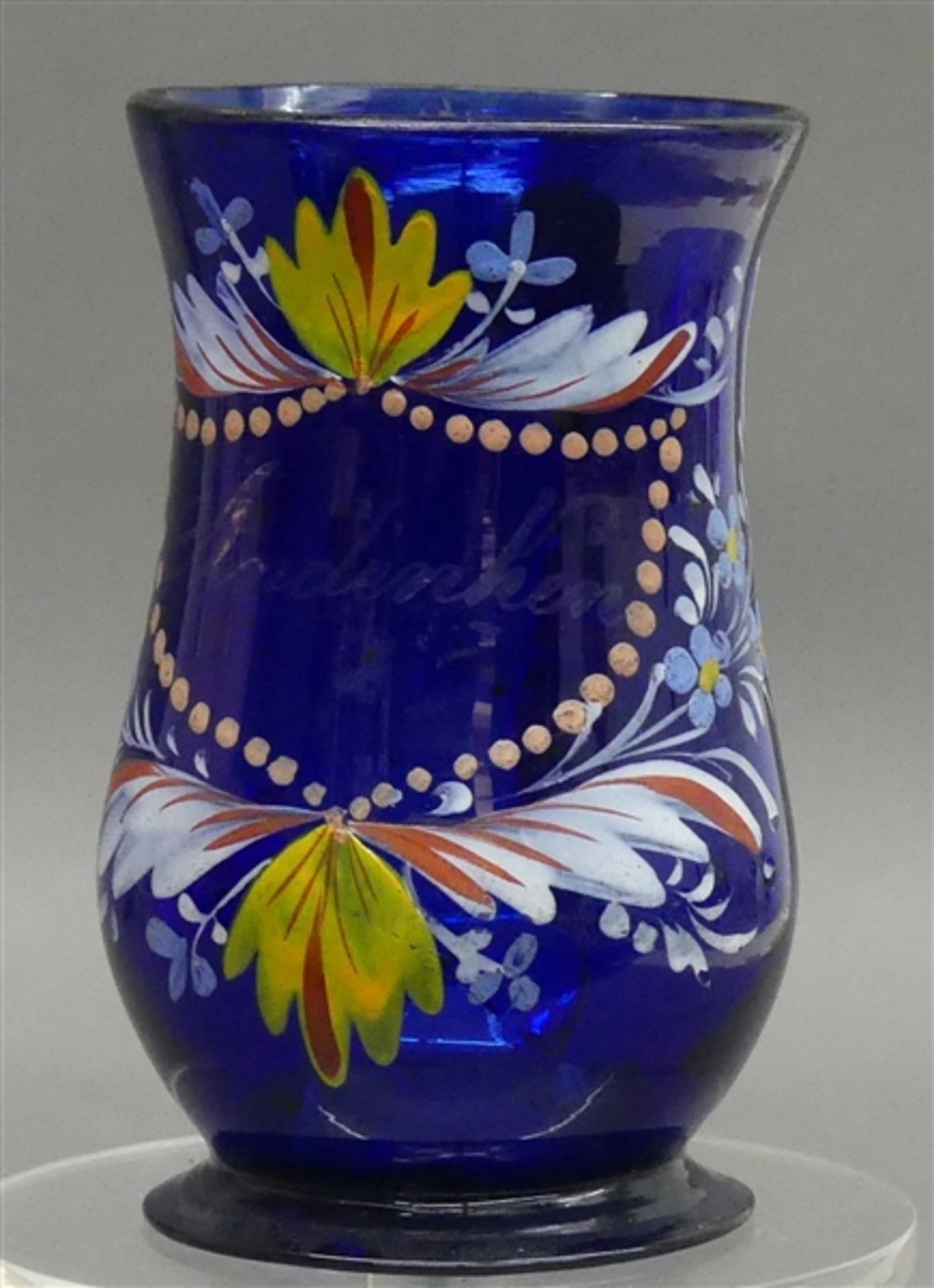 Andenkenglas Kobaltblau, floral bemalt, 19. Jh., mit Glashenkel, h 12 cm,