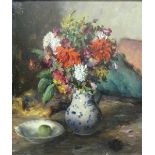 Rimboeck, Max 1890 - 1956, Öl auf Karton, bunter Blumenstrauß in Porzellanvase, daneben ein Apfel