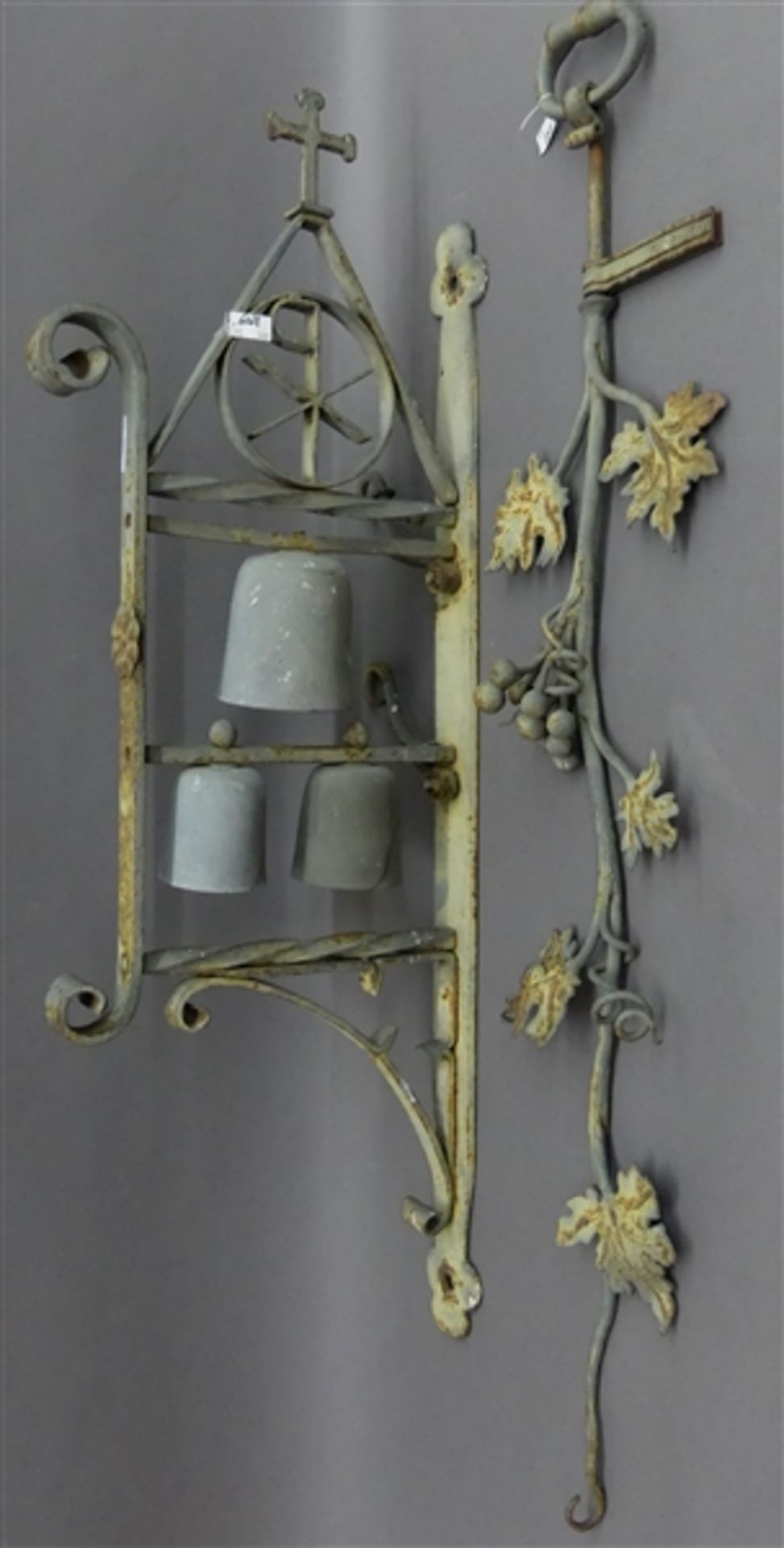 Alte Außenglocke, 19. Jh. Schmiedeeisen, Blattdekor, mit 3 Glocken, mit kirchlichen Ornamenten, h