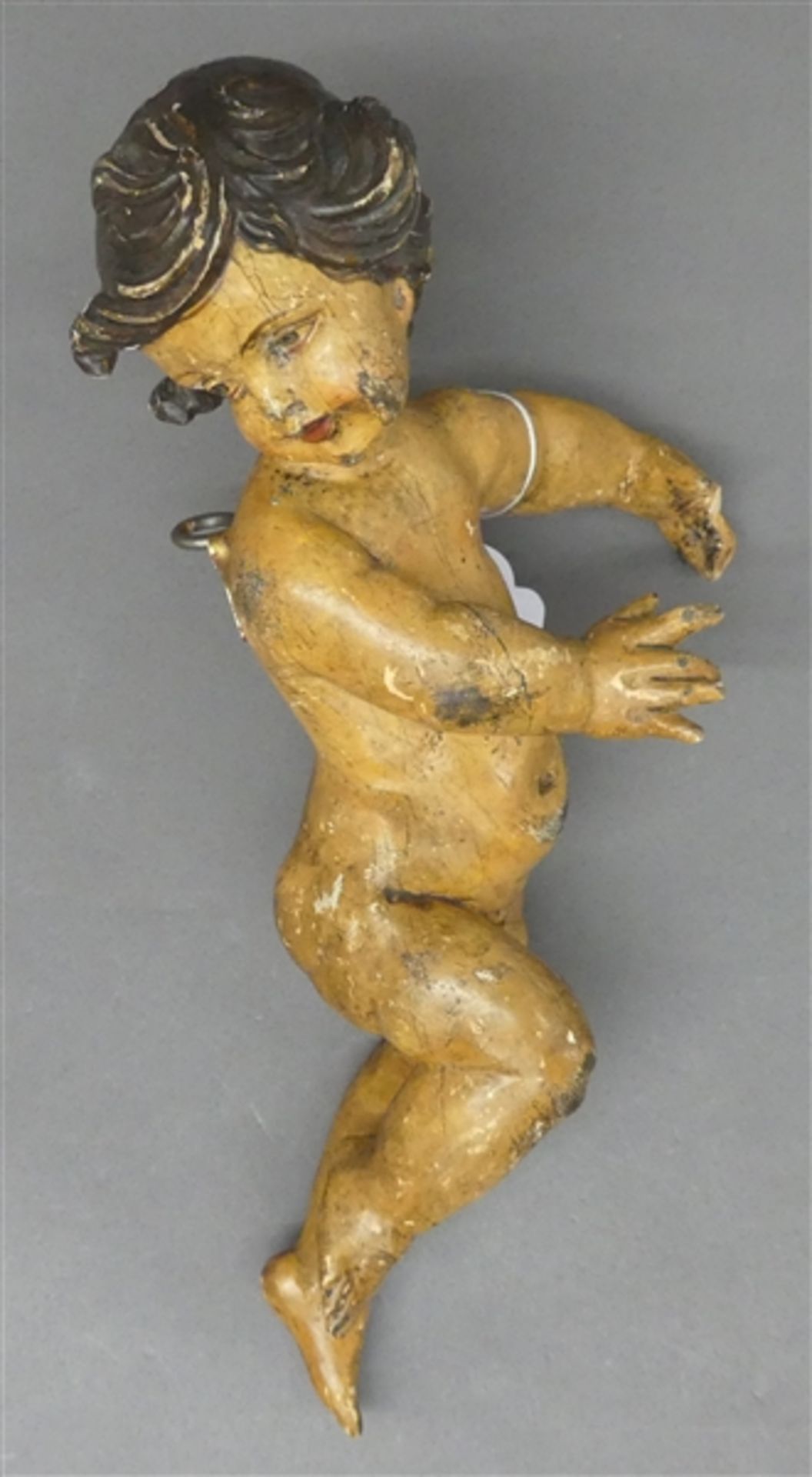 Holzskulptur geflügelter Putto, 19. Jh., Tirol, ein Flügel fehlt, Fassung beschädigt, ein Finger