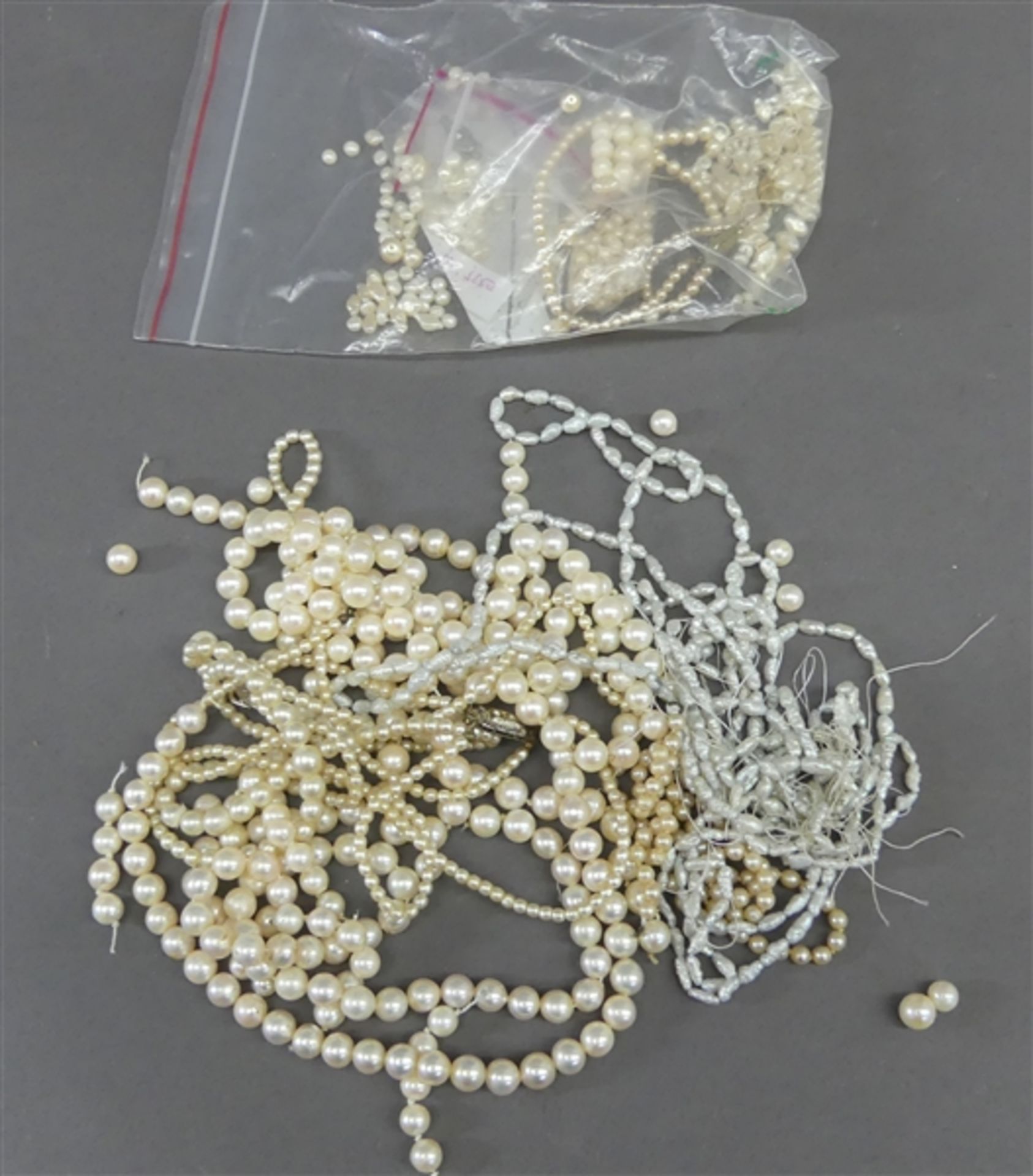 Konvolut Perlen einzeln und Stränge, verschieden, Zucht und Biwaperlen,