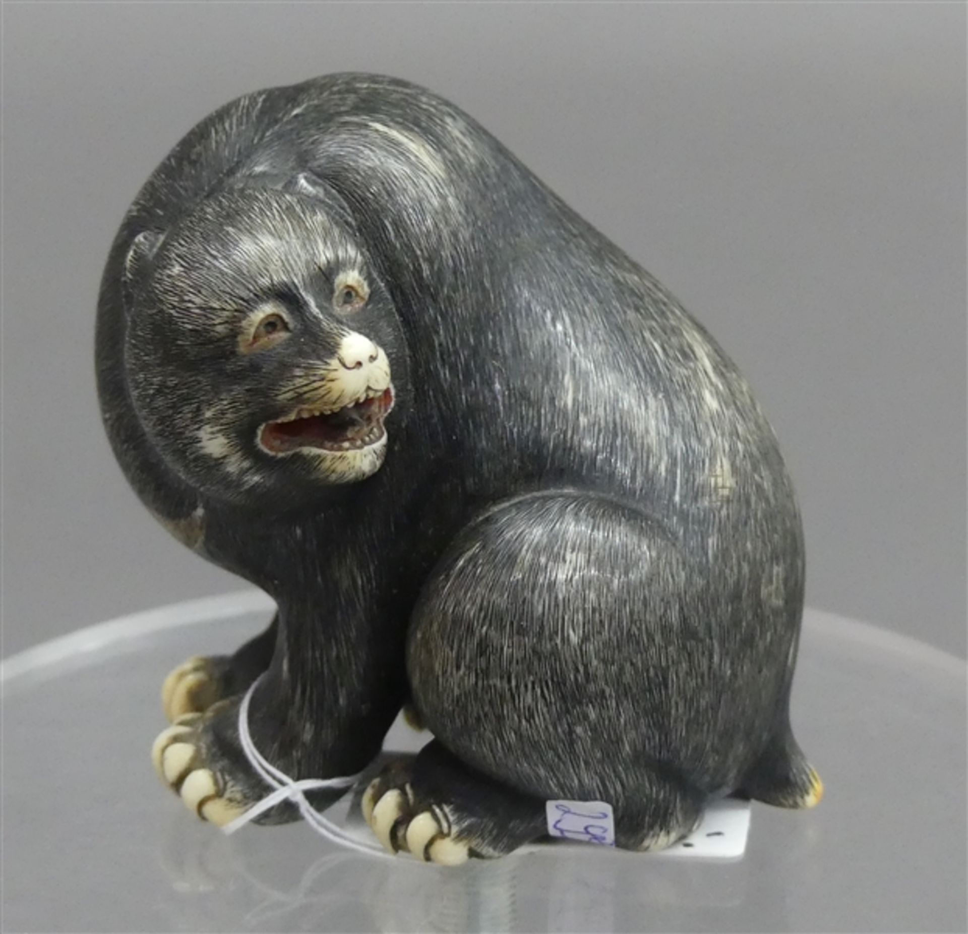 Schnitzarbeit Japan, Elfenbein, um 1920, "sitzender Bär", graviert, Spannungsriss, h 6 cm,