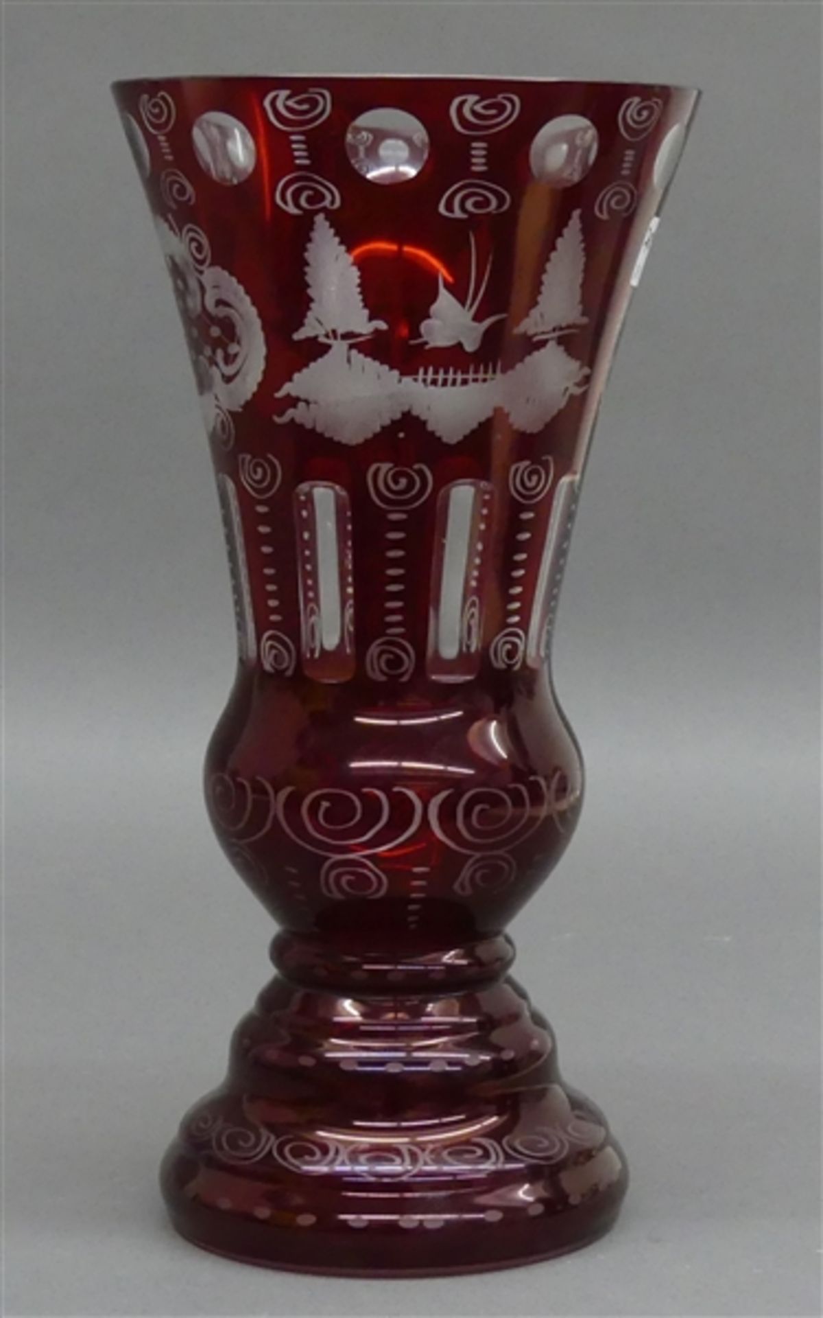 Pokalglas rubinroter Überfang, Landschafts- und Ornamentdekor, h 30 cm,
