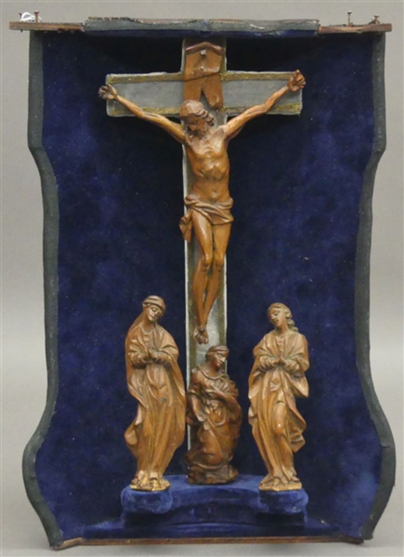 Holzskulpturen kleiner Hausaltar, Christus am Kreuz mit Assistenzfiguren, natur, auf blauem Samt,