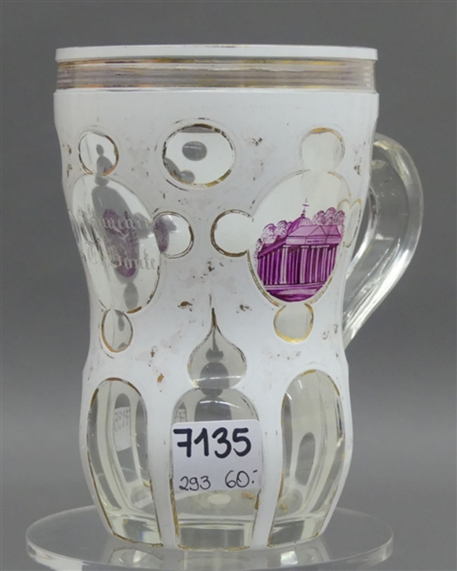 Henkelbecher farbloses Glas, Porzellanüberfang und bemalt mit Münchner Motiven, um 1860, h 13,5 cm,