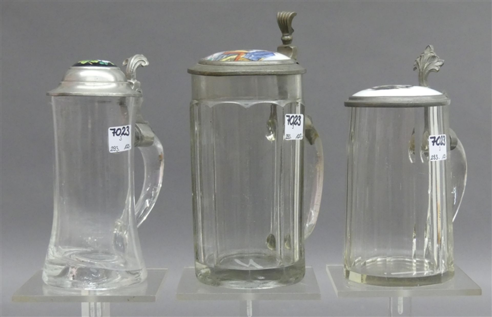 Konvolut 3 Bierkrüge, farbloses Glas, um 1900, Zinndeckel mit bemalten Porzellaneinsätzen, h 17-21