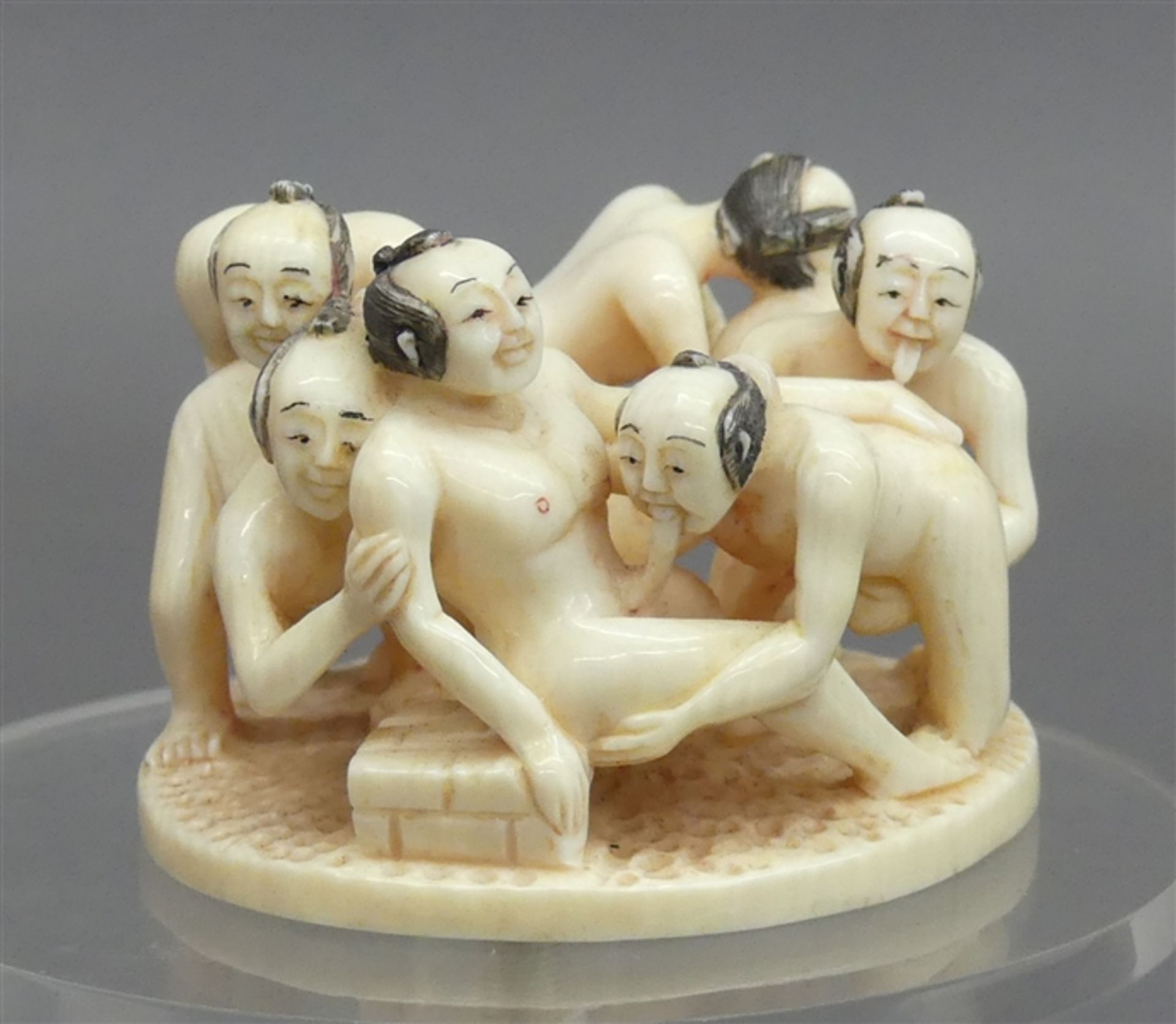 Beinschnitzarbeit Japan, erotische Darstellung, durchbrochen gearbeitet, signiert, d ca. 7 cm, h