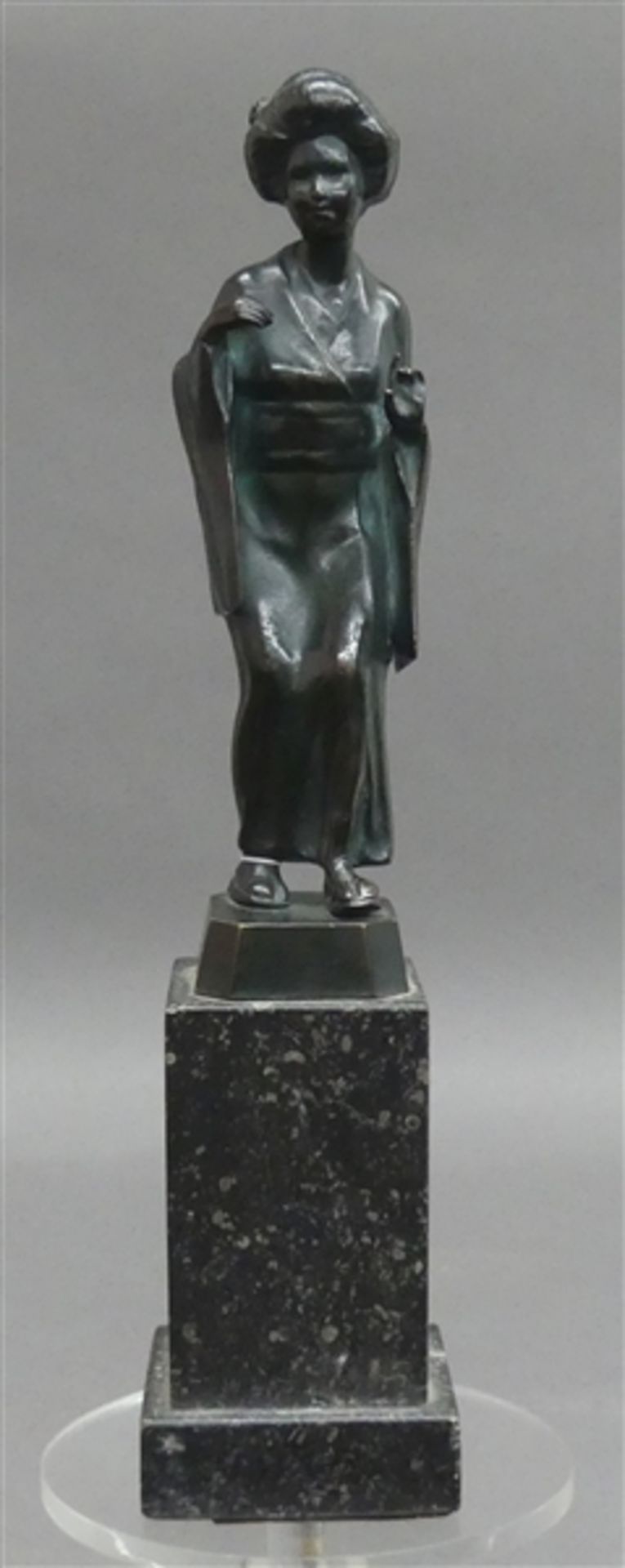 Bronzeskulptur grüne Patina, "Japanerin", 30er Jahre, auf Steinsockel, h komplett 26 cm,