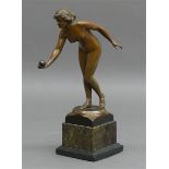 Bronzeskulptur stehende nackte Ballspielerin, signiert Otto Schmidt-Hofer, 1873 - 1925, mit