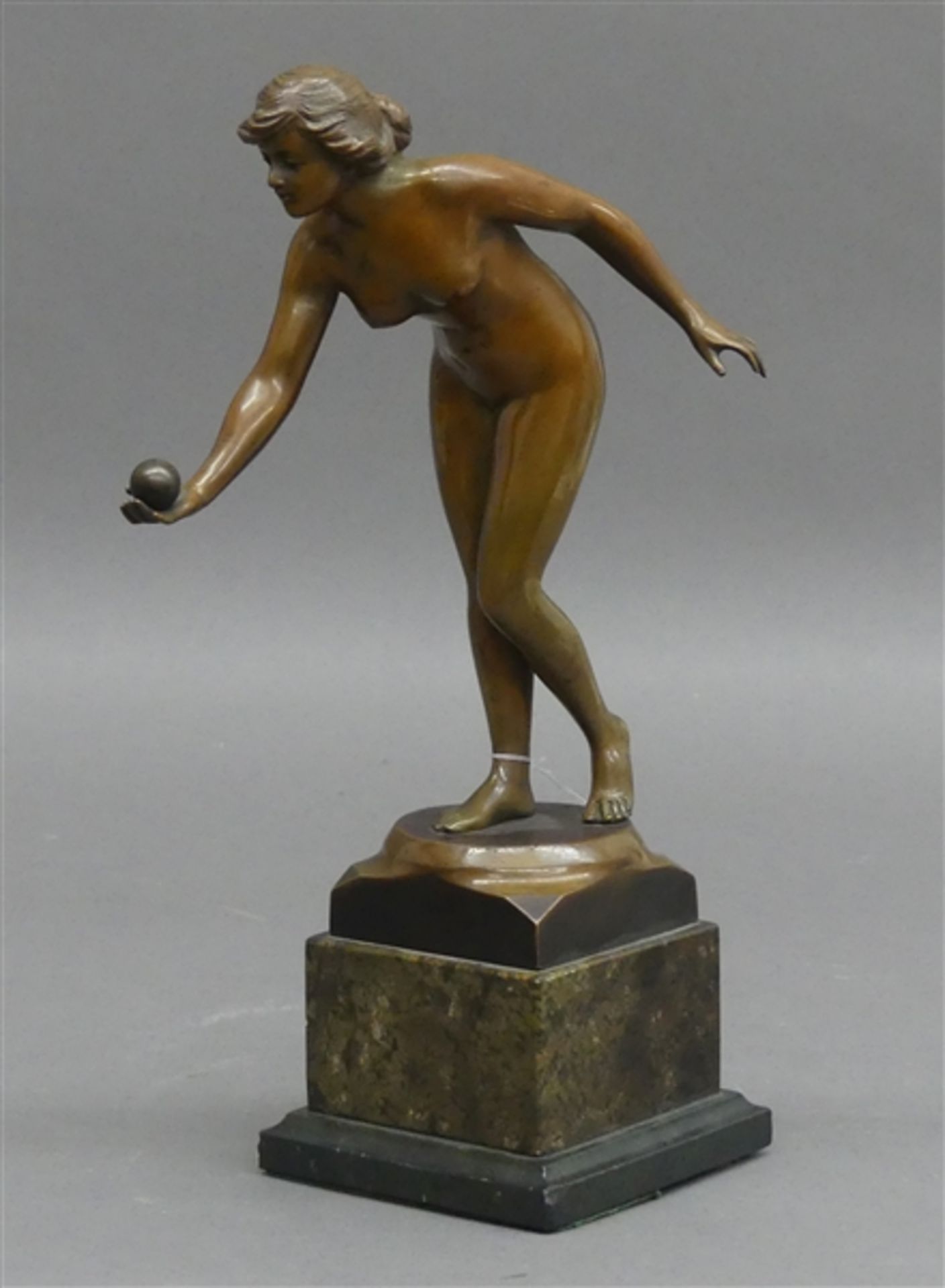 Bronzeskulptur stehende nackte Ballspielerin, signiert Otto Schmidt-Hofer, 1873 - 1925, mit