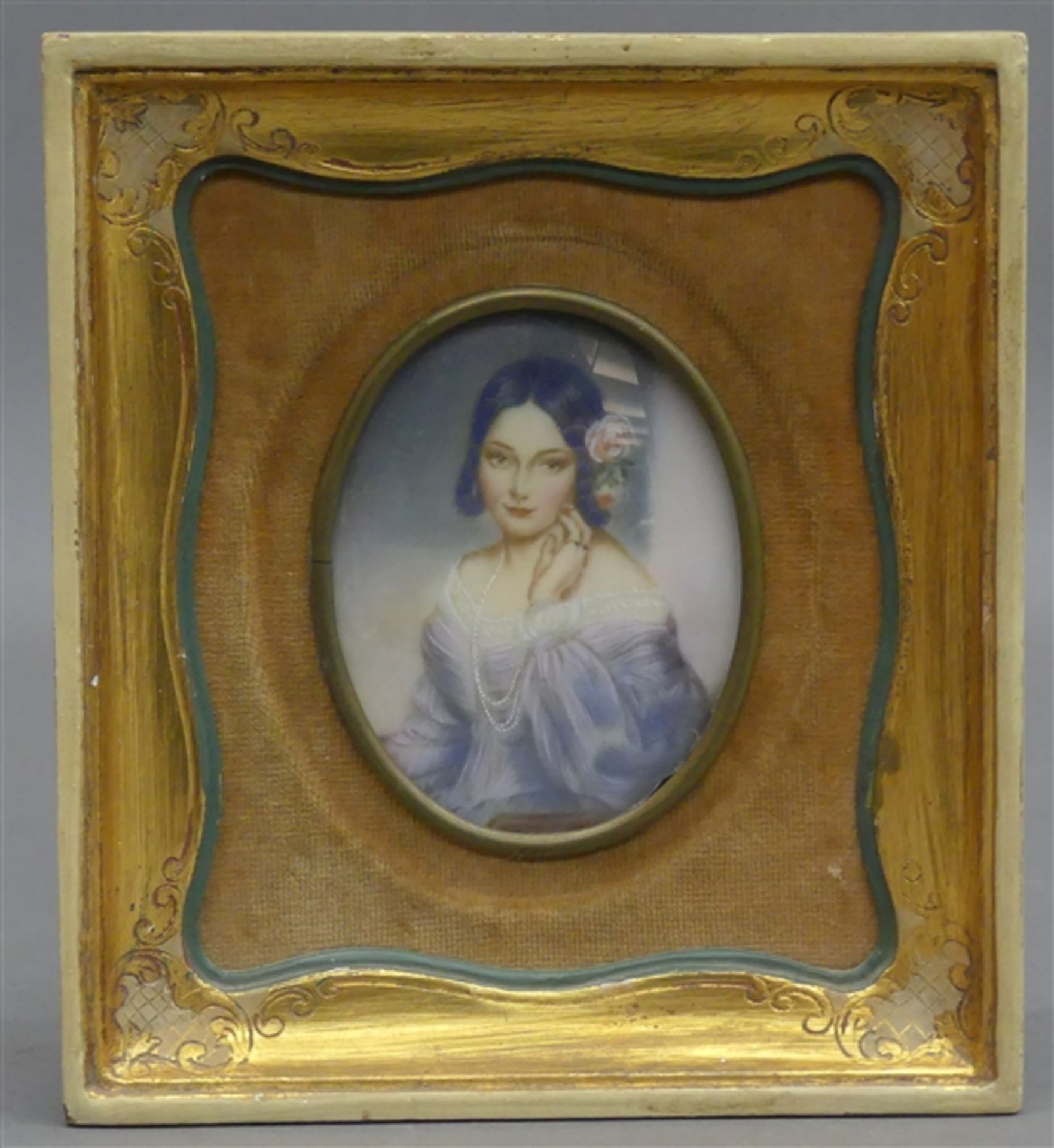 Miniaturmalerei, 20. Jh. Guache auf Elfenbein, vornehme Dame im blauen Kleid und Blumen im Haar,