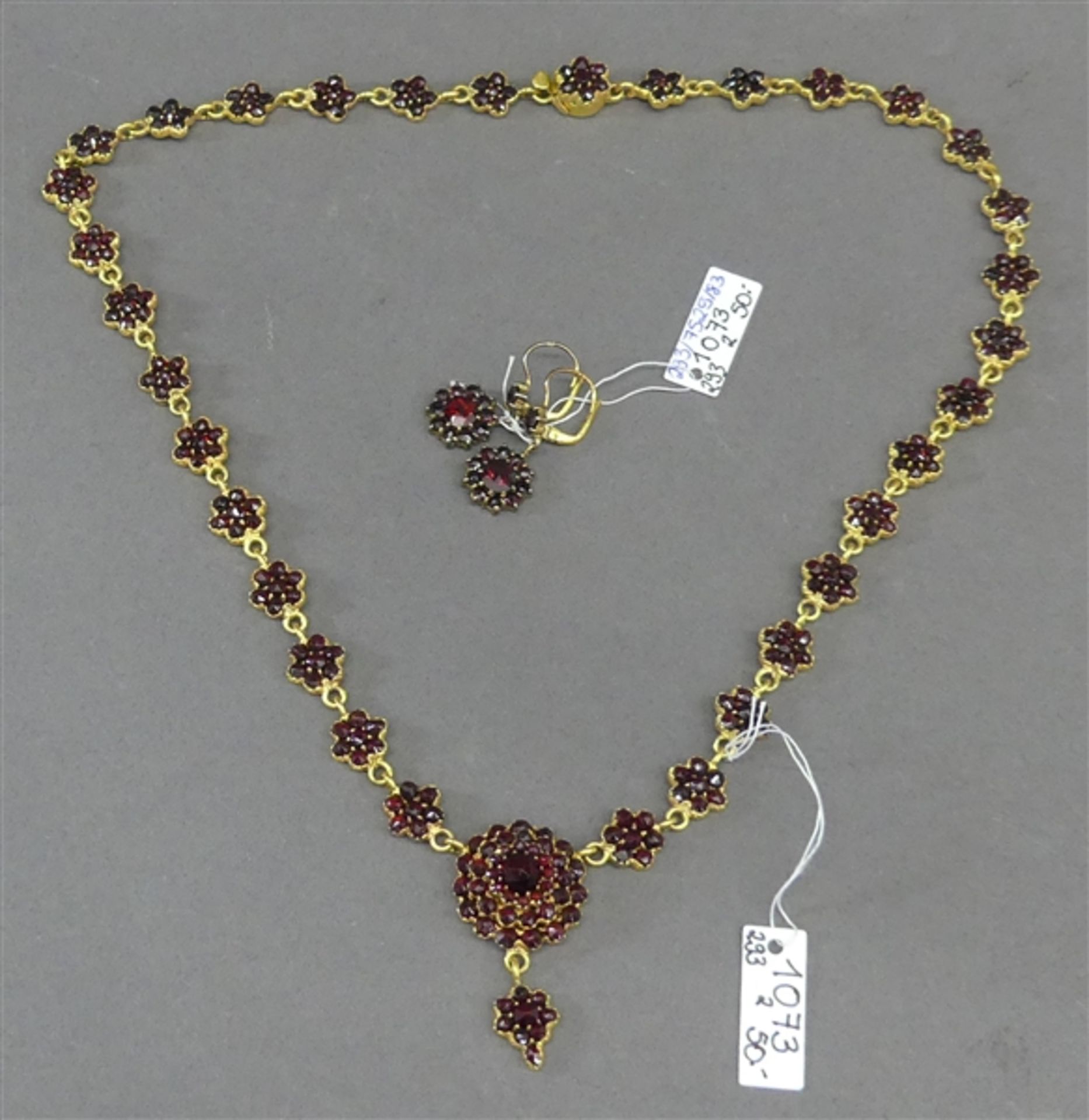 Collier Metallfassung, reicher Granatbesatz, Blütenform, anbei ein Paar Granatohrhänger, l 46 cm,