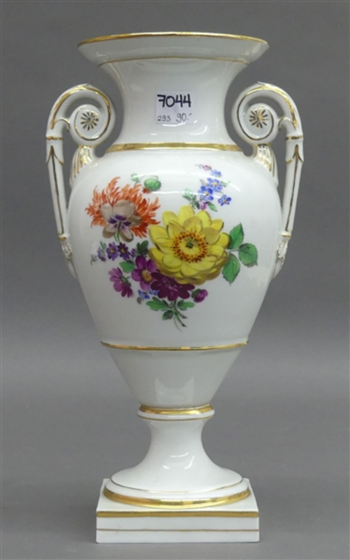 Amphorenvase Porzellan, florale Bemalung, Goldrand, blaue Schwertermarke, Manufaktur Meissen, 1.