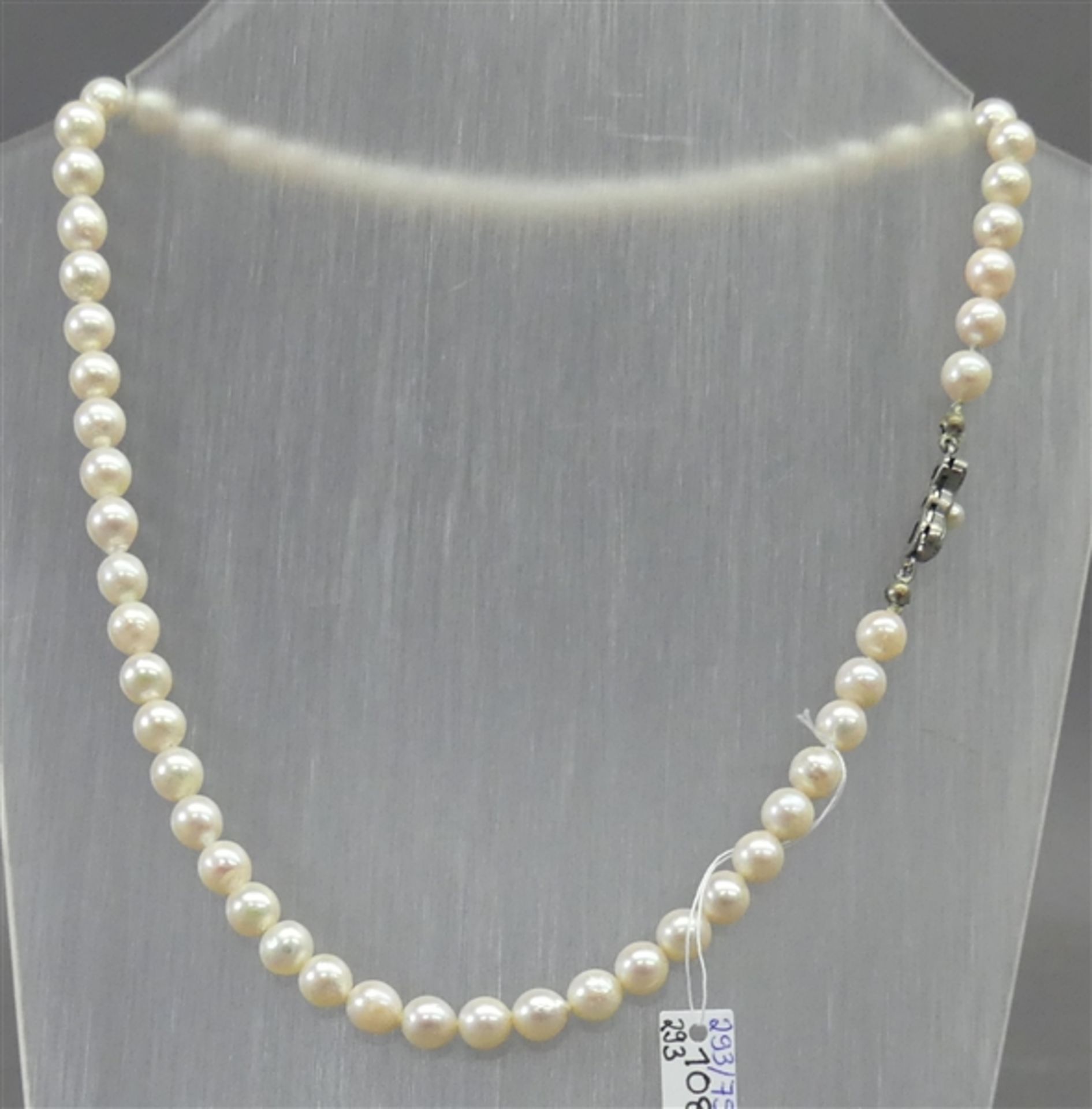 Halskette Silberschloss, 58 weiße Perlen, d 7 mm, l 41 cm,