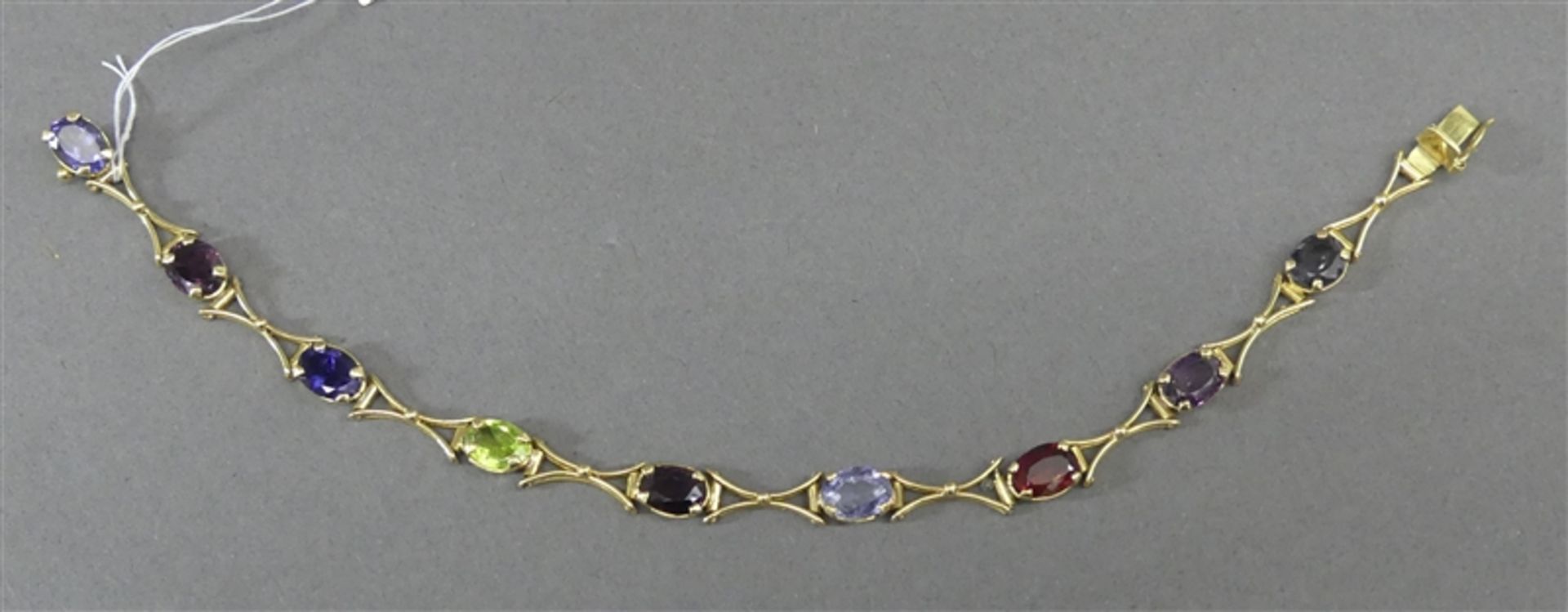 Armband 18 kt. Gelbgold, 9 geschliffene Edelsteine, farbig, Krampenfassung, Kastenschloss mit