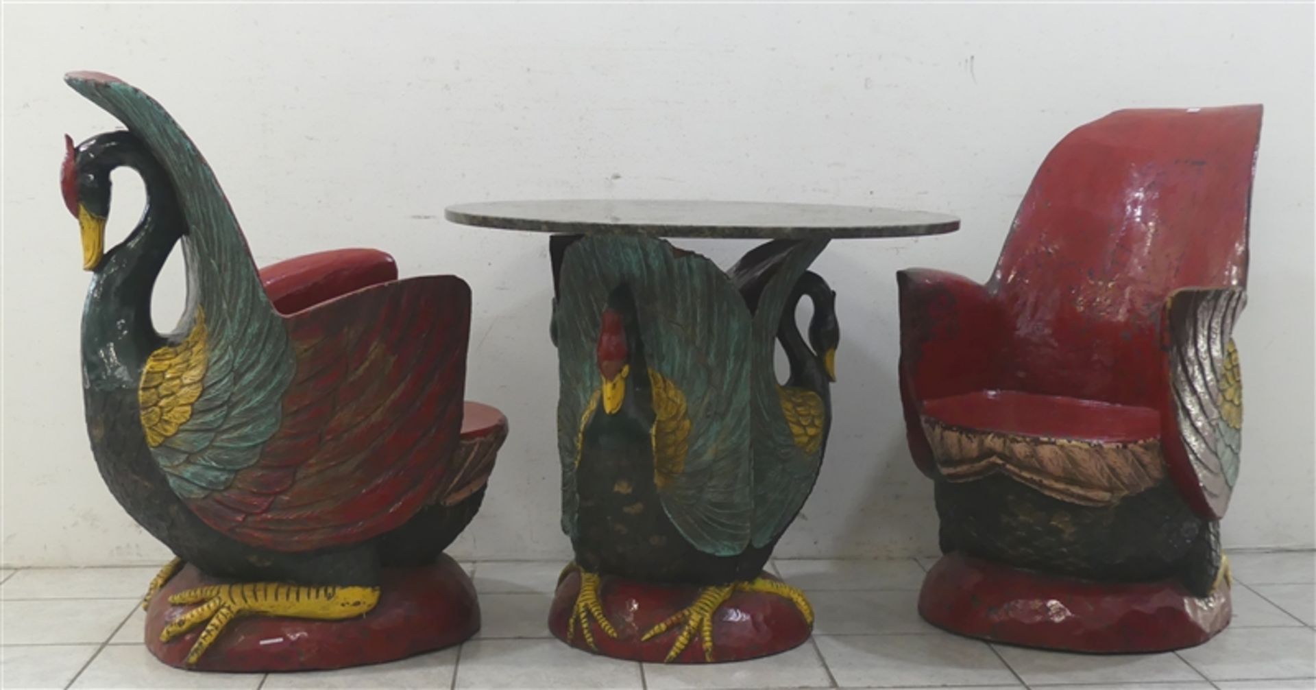 Sitzgarnitur Indonesien, 20. Jh., Massivholz, Reliefschnitzerei, bunter Vogeldekor, ehemals