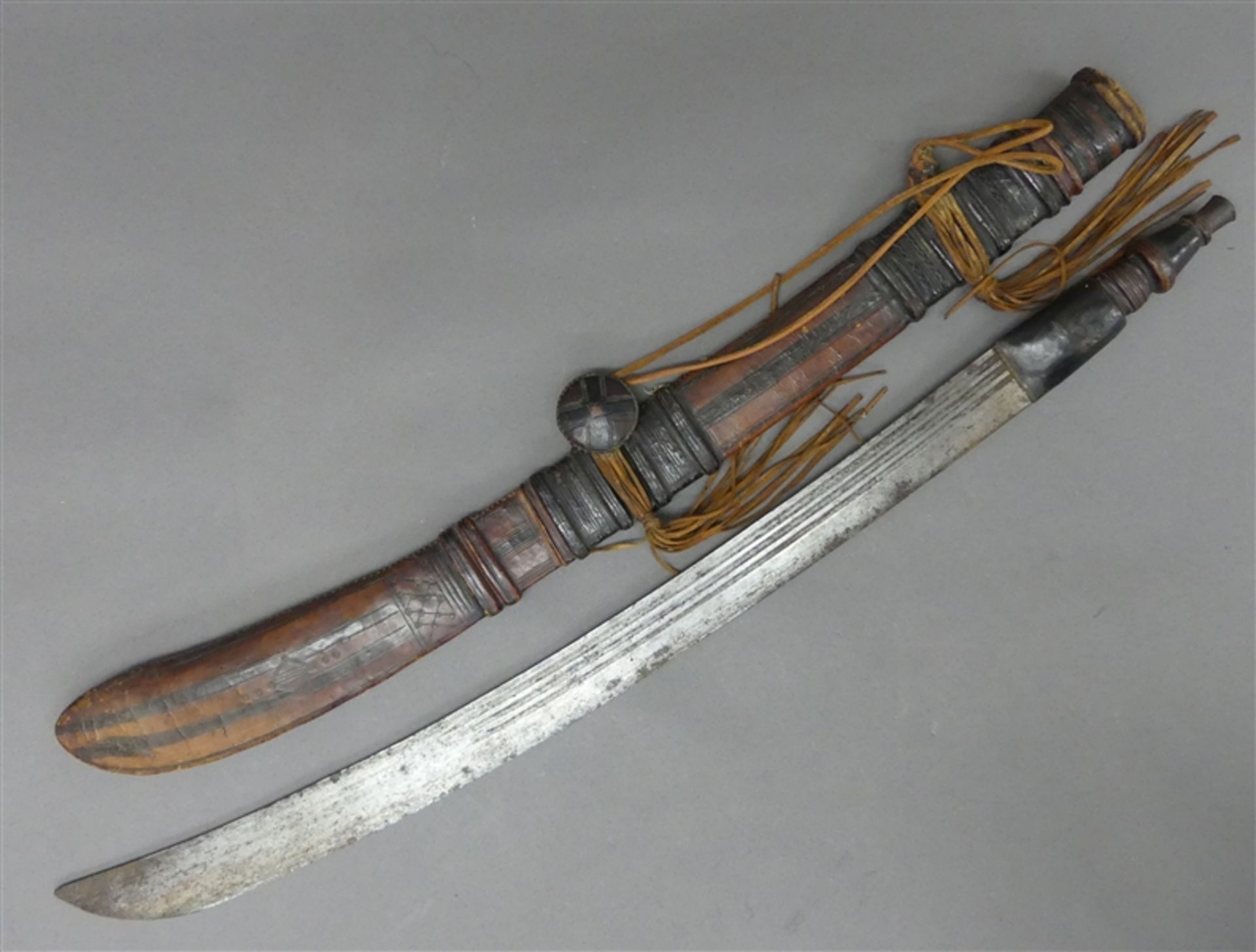 Schwert Tuareg, Lederscheide, Mitte 20. Jh., l 76 cm,