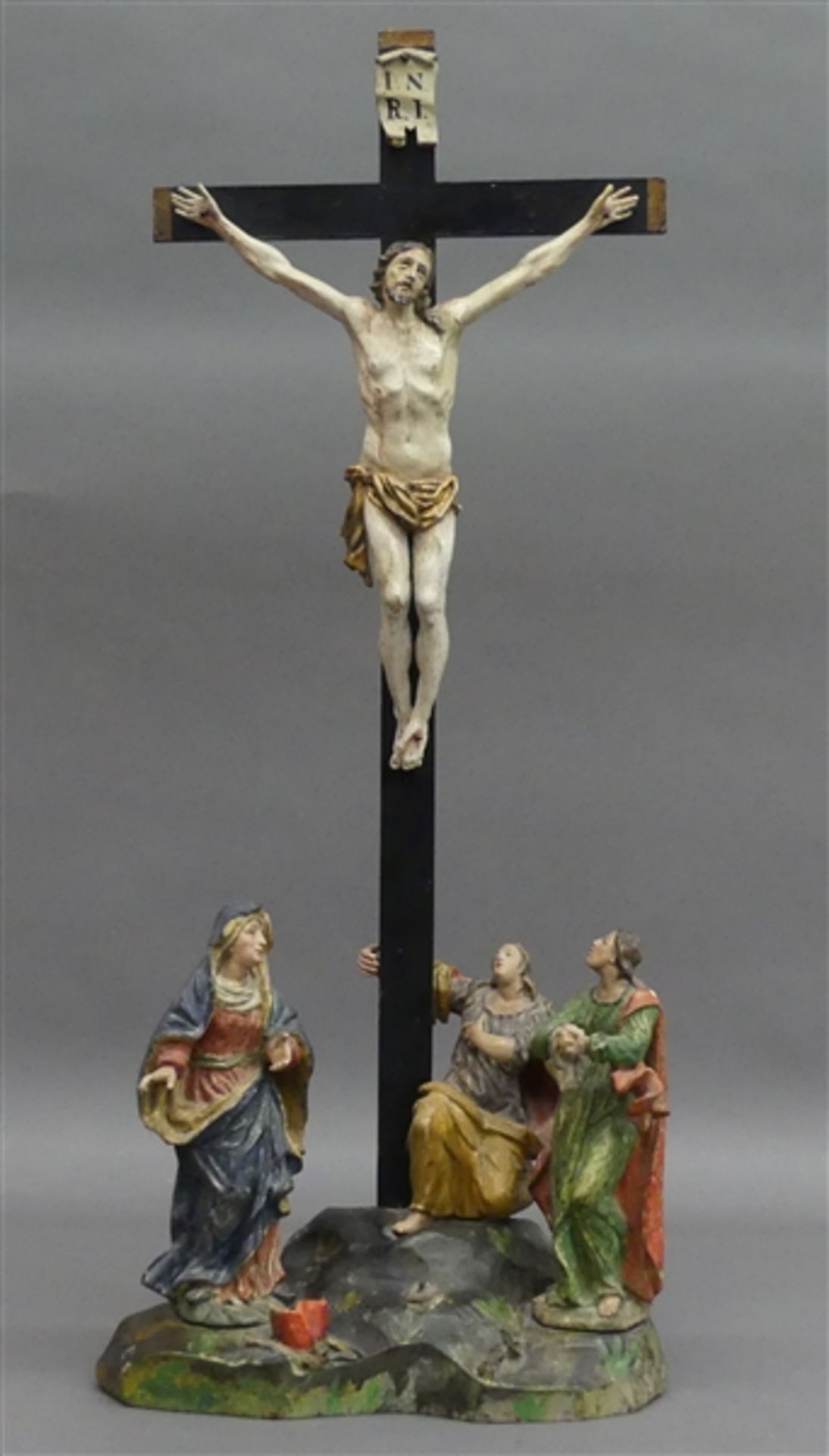 Holzskulptur Kreuzigungsgruppe, Christus am Kreuz mit Assistenzfiguren, Süddeutsch, frühes 19. Jh.,